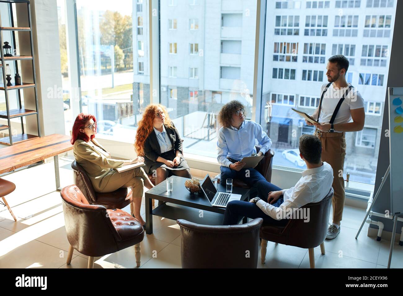 Ernæring kok Kæreste A secretary, personal assistant, an accountant getting daily tasks from the  manager, their boss is listening to the group. Company employees meeting a  Stock Photo - Alamy