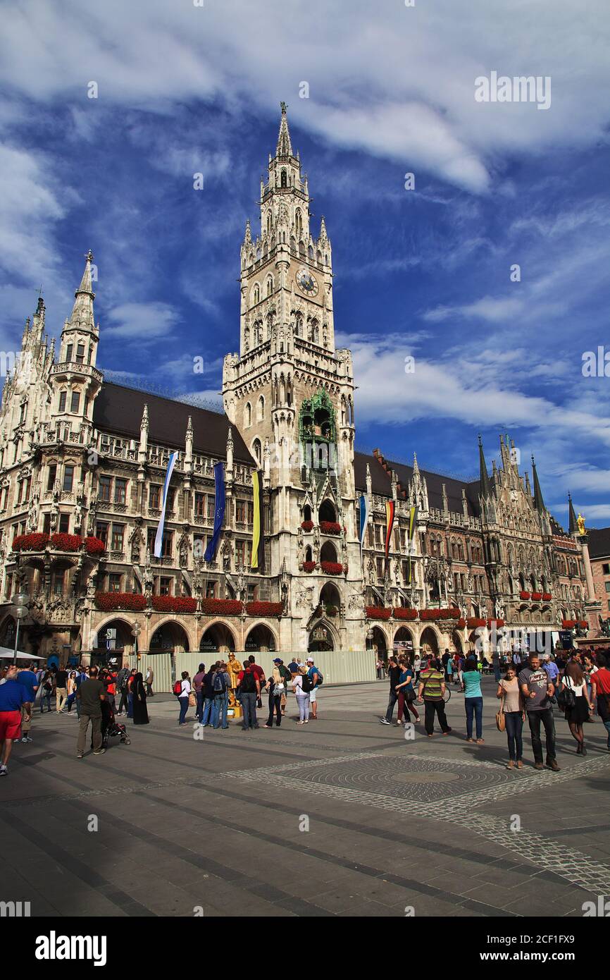 Neus rathaus hi-res stock photography and images - Alamy