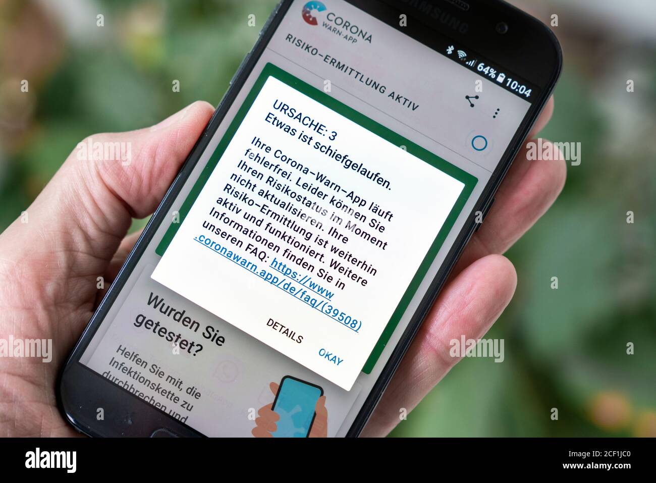 Fehlermeldung der Corona-Warn-App auf einem Smartphone. Sie ist seit dem 16.6.2020 verfügbar und zeigt eine eventuelle Risikobegegnung mit Coronainfizierten an. Foto vom 03.09.2020. Stock Photo