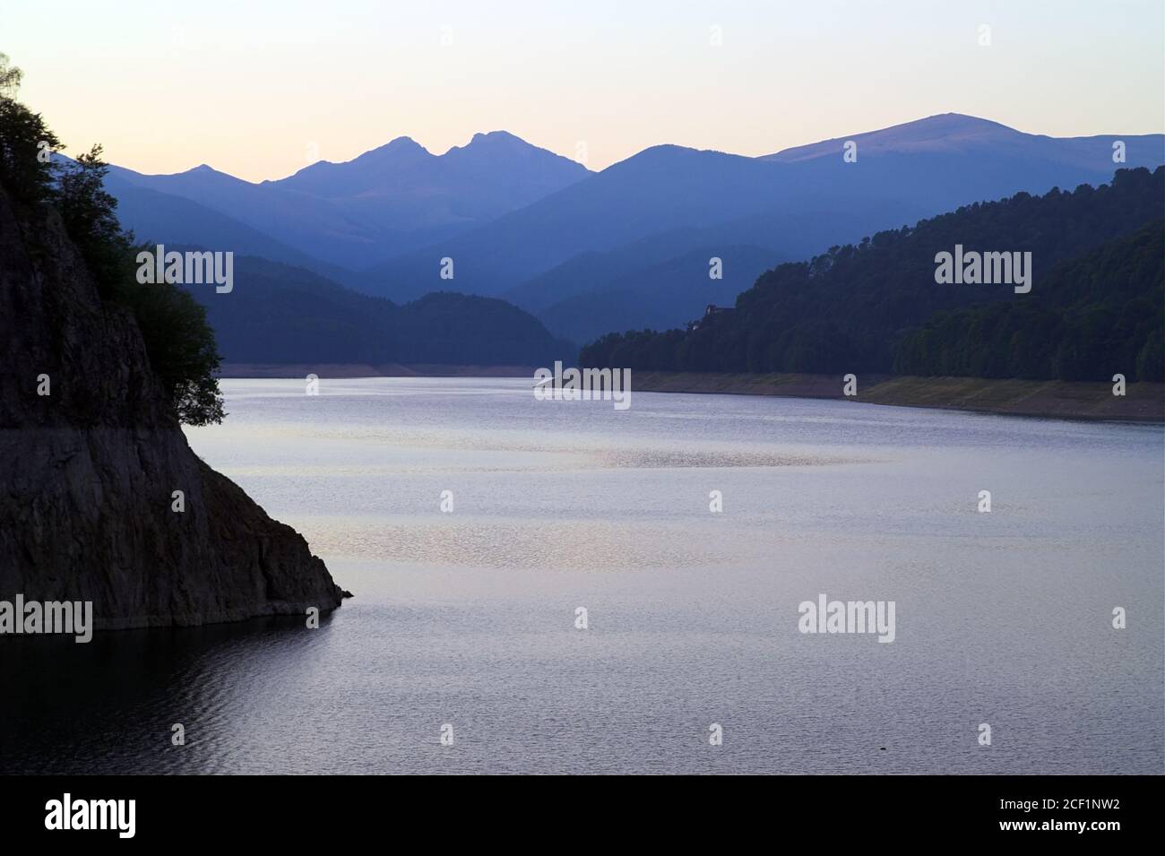 Romania, Carpathians, hills above the lake at sunset. Rumänien, Karpaten, Hügel über dem See bei Sonnenuntergang. Wzgórza o zachodzie słońca. Stock Photo