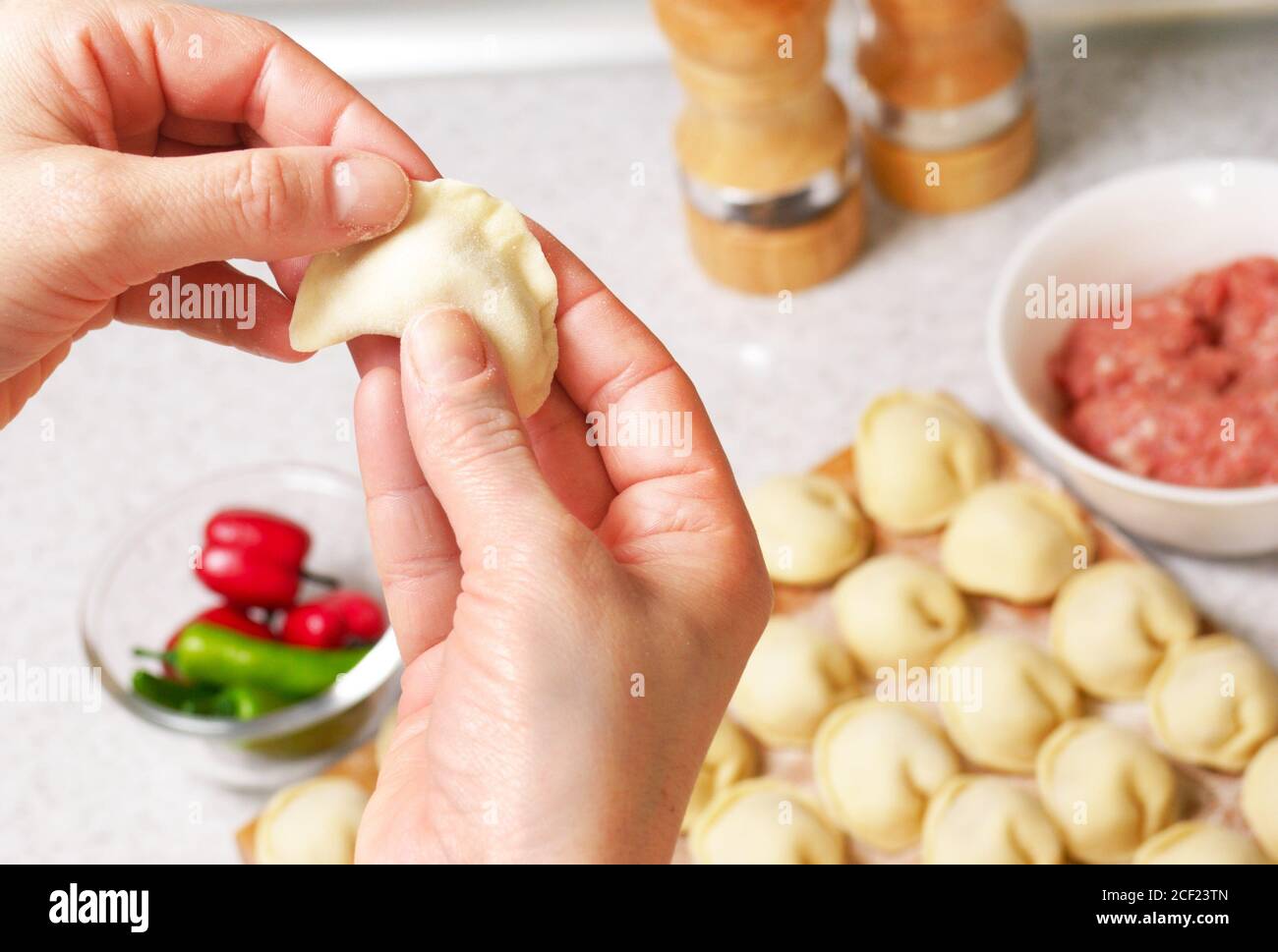 Лепка пельменей руками