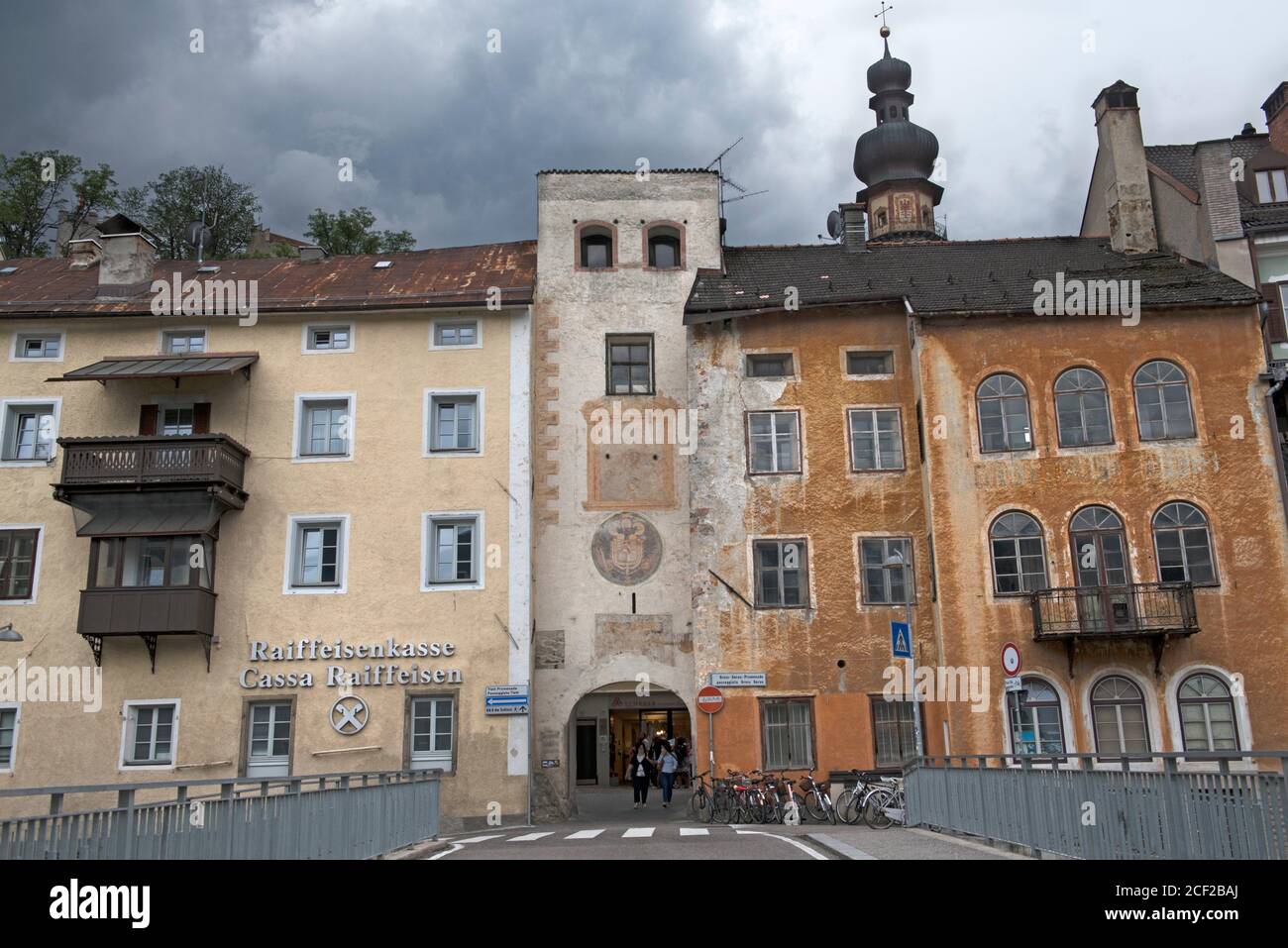 porte de la vieille ville du cote de la riviere Rienza (Rienz en allemand),  Brunico, Province de Bolzano, Region du Trentin-Haut-Adige, Tyrol du Sud  Stock Photo - Alamy