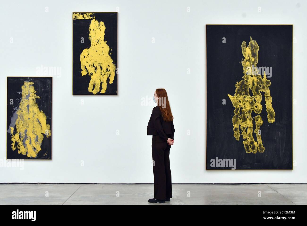 London, UK - 3 September 2020 Preview of ÔDarkness GoldnessÕ, a solo exhibition by Georg Baselitz at White Cube Mason's Yard consisting of new paintings featuring mysterious, ghostly hands rendered in gold, alongside related drawings and fire-gilded bronze reliefs, the artistÕs first sculptural works in almost a decade. (L-R) Mano meno, 2019, Mettere mano a C anfangen, 2019, Manomorta 2019Credit: Nils Jorgensen/Alamy Live News Stock Photo
