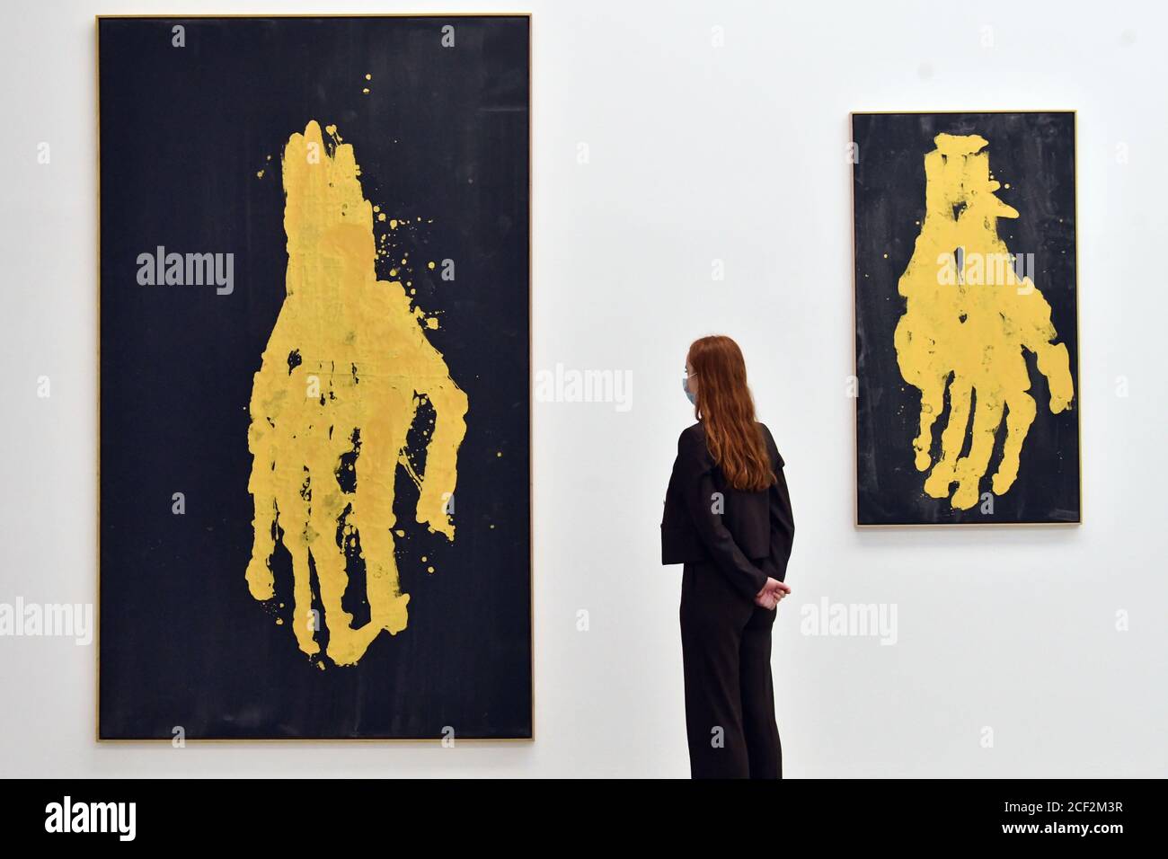 London, UK - 3 September 2020 Preview of ÔDarkness GoldnessÕ, a solo exhibition by Georg Baselitz at White Cube Mason's Yard consisting of new paintings featuring mysterious, ghostly hands rendered in gold, alongside related drawings and fire-gilded bronze reliefs, the artistÕs first sculptural works in almost a decade. (L) Mano meno, 2019, (R) Mettere mano a C anfangen, 2019Credit: Nils Jorgensen/Alamy Live News Stock Photo