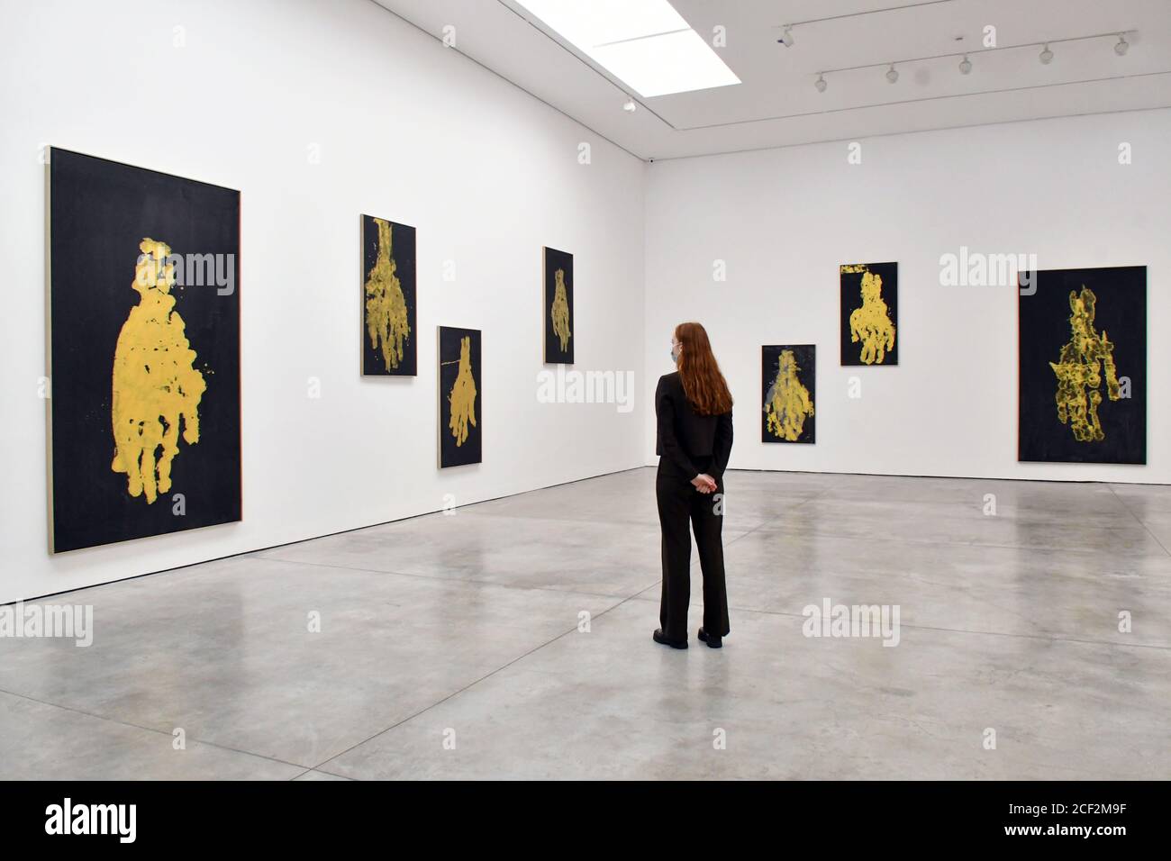 London, UK - 3 September 2020 Preview of ÔDarkness GoldnessÕ, a solo exhibition by Georg Baselitz at White Cube Mason's Yard consisting of new paintings featuring mysterious, ghostly hands rendered in gold, alongside related drawings and fire-gilded bronze reliefs, the artistÕs first sculptural works in almost a decade. (L-R) Manodopera C ArbeitskrŠfte, 2019, Per mano C an der Hand, 2019, Mano sola, 2019, Maniluvio, 2019, La mano C durchgehen, 2019, Mano, 2019, Manritta C rechte Hand, 2019    Credit: Nils Jorgensen/Alamy Live News Stock Photo