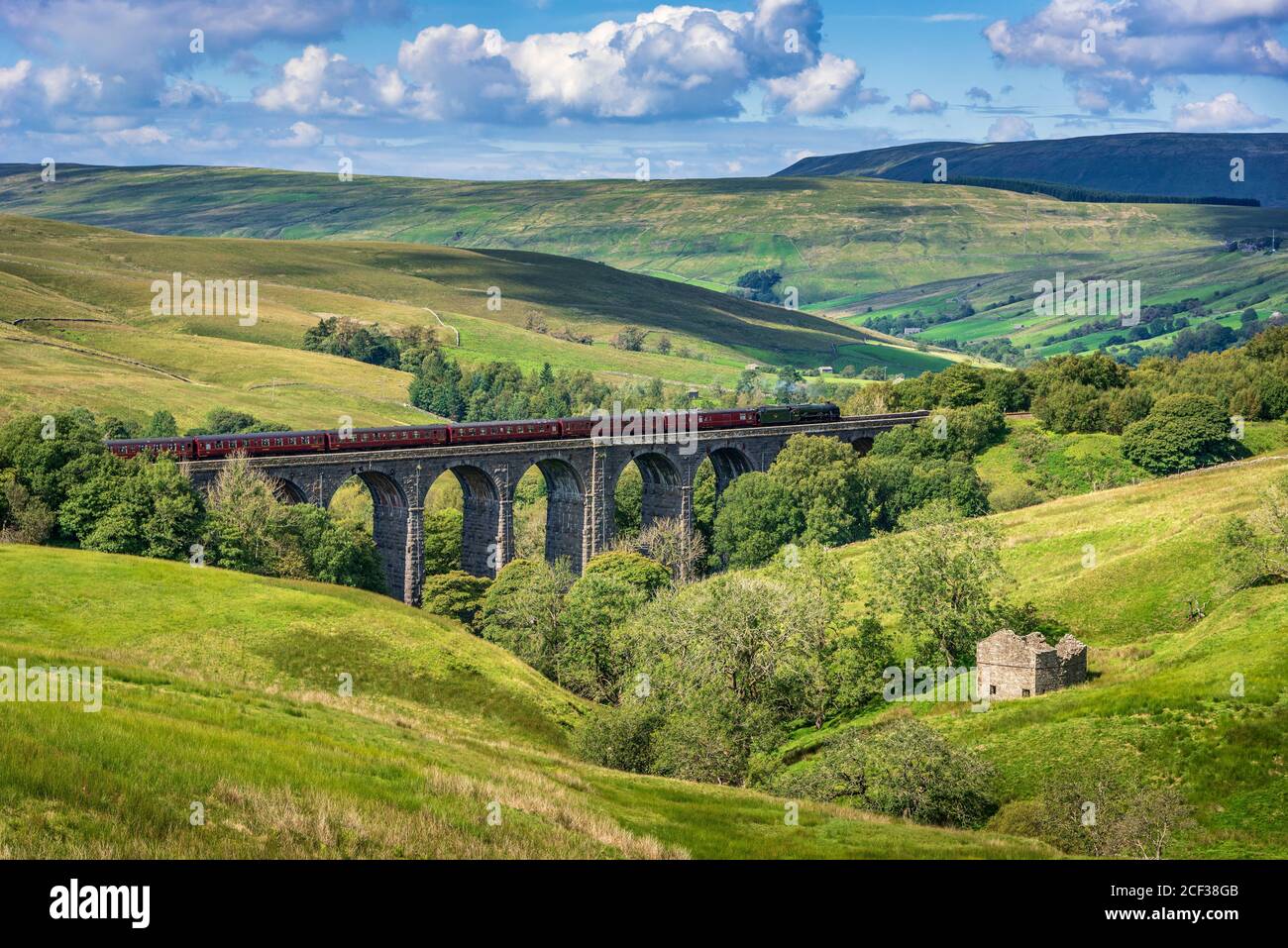 The Dalesman steam rail tour crosses the Dent Head viaduct hauled by heritahe locomotive the Scots Guardsman. Dent Dale, West Yorkshire. Stock Photo