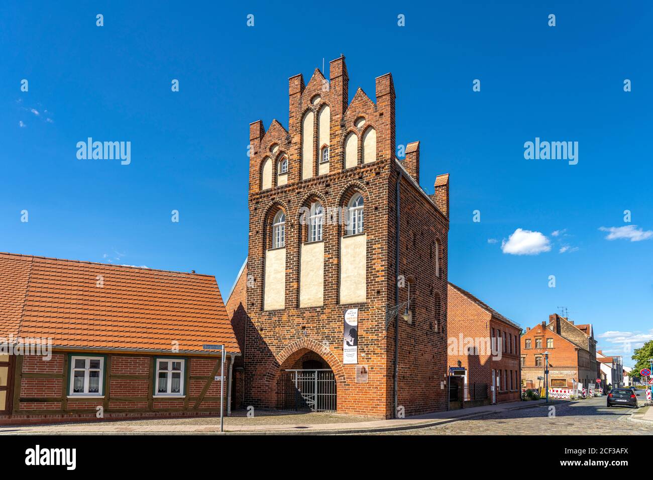 Das historische Steintor in Wittenberge, Brandenburg, Deutschland |  City Gate Steintor in Wittenberge,  Brandenburg, Germany Stock Photo