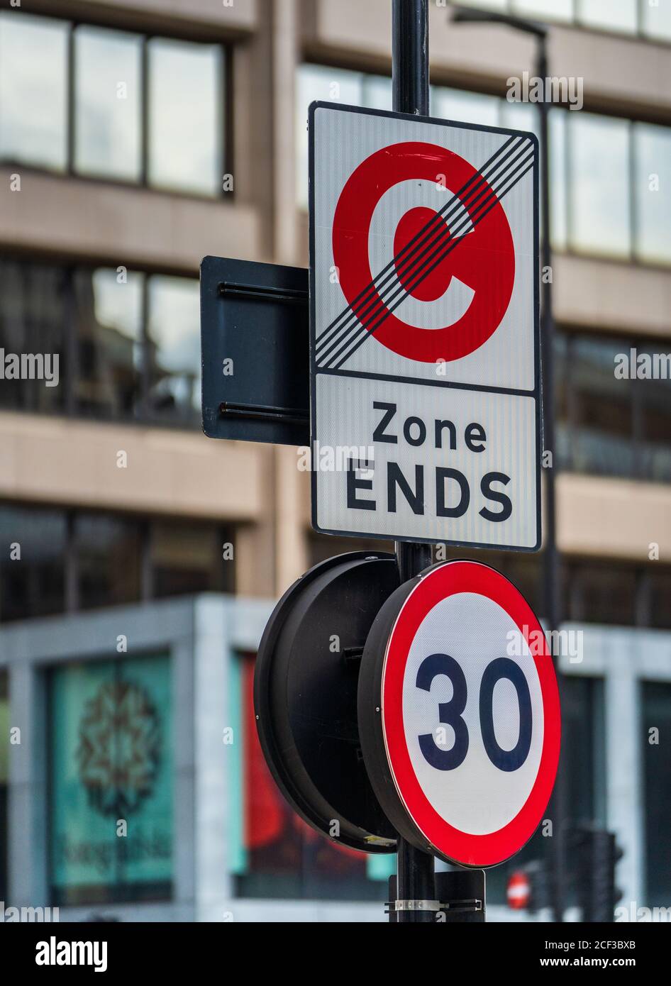 Congestion Charge Zone ends sign in Whitechapel London. The Congestion Charge Zone was introduced in 2003 in Central London to reduce traffic levels. Stock Photo