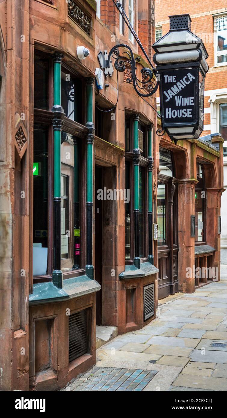 The Jamaica Wine House in St Michael's Alley off Cornhill in the City of London, on the site of London's first coffee house. Pasqua Rosee's Head. Stock Photo