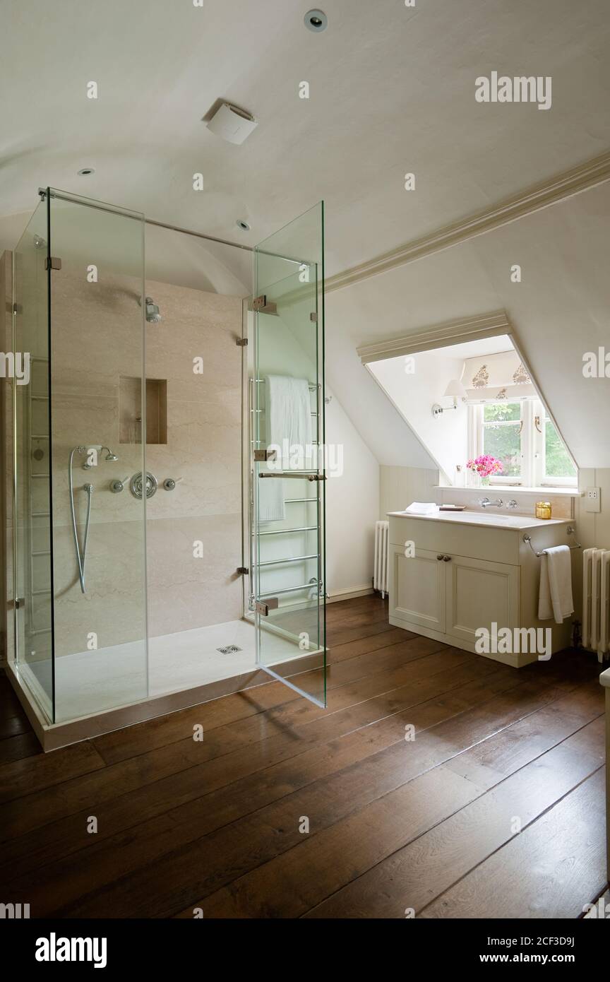 Country style bathroom Stock Photo - Alamy