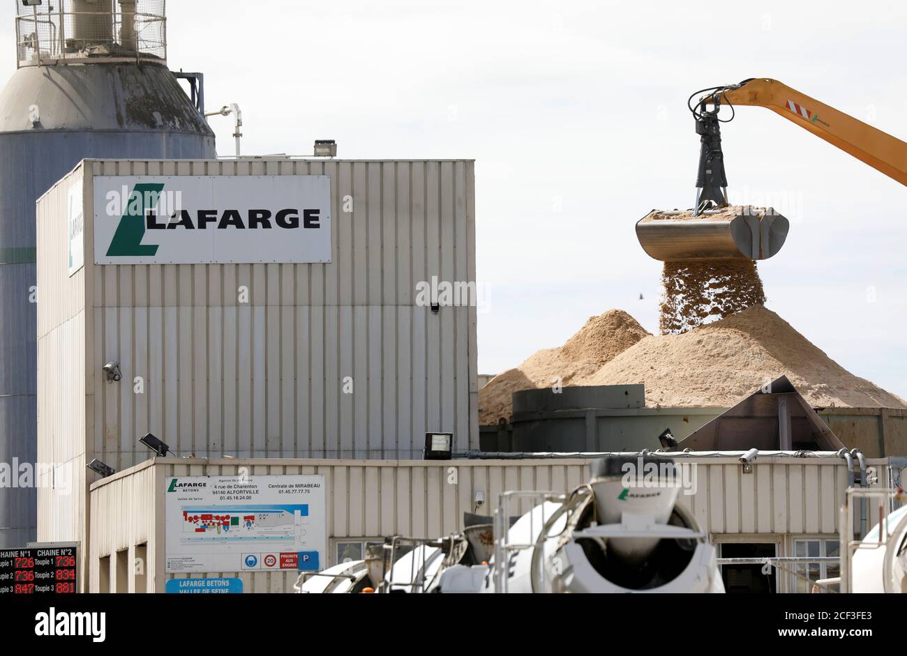 Lafarge logo hi-res stock photography and images - Alamy