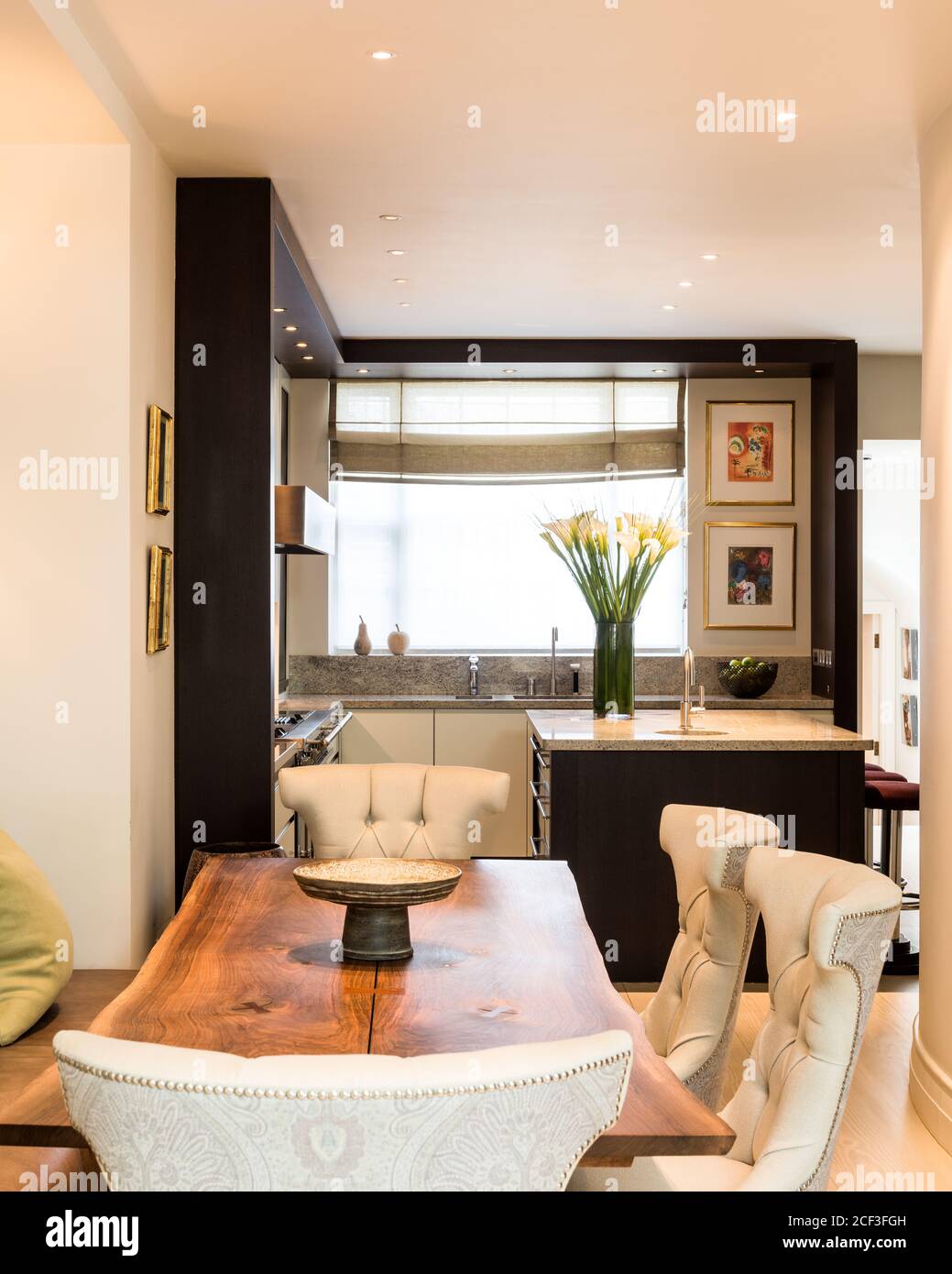 Modern kitchen and dining room Stock Photo - Alamy