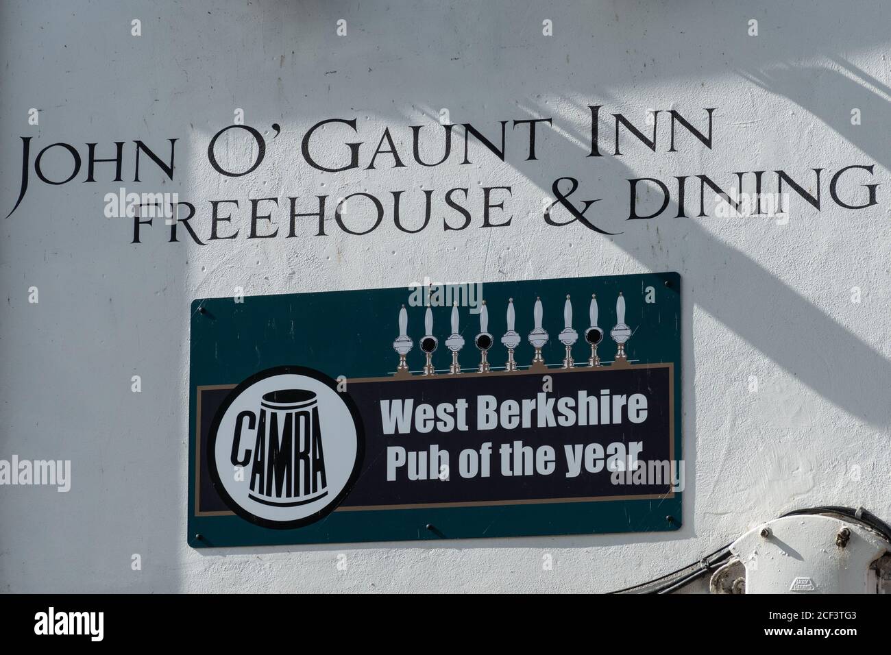 John O'Gaunt Inn or pub in Hungerford, Berkshire, UK. Plaque with CAMRA West Berkshire Pub of the Year Stock Photo