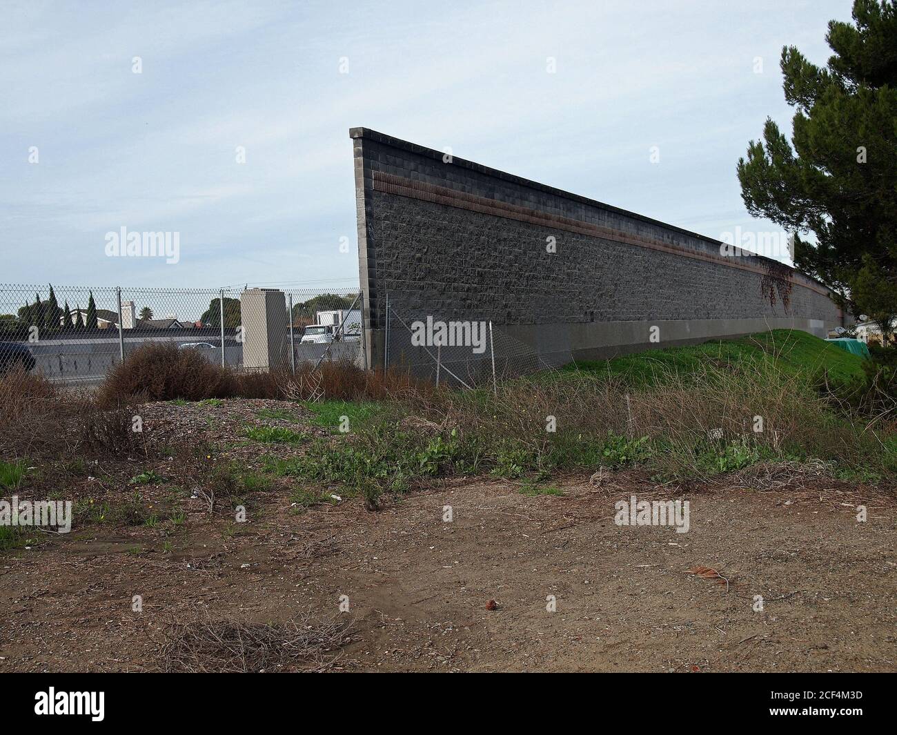 traffic, sound noise wall along 880 freeway, Union City, California ...