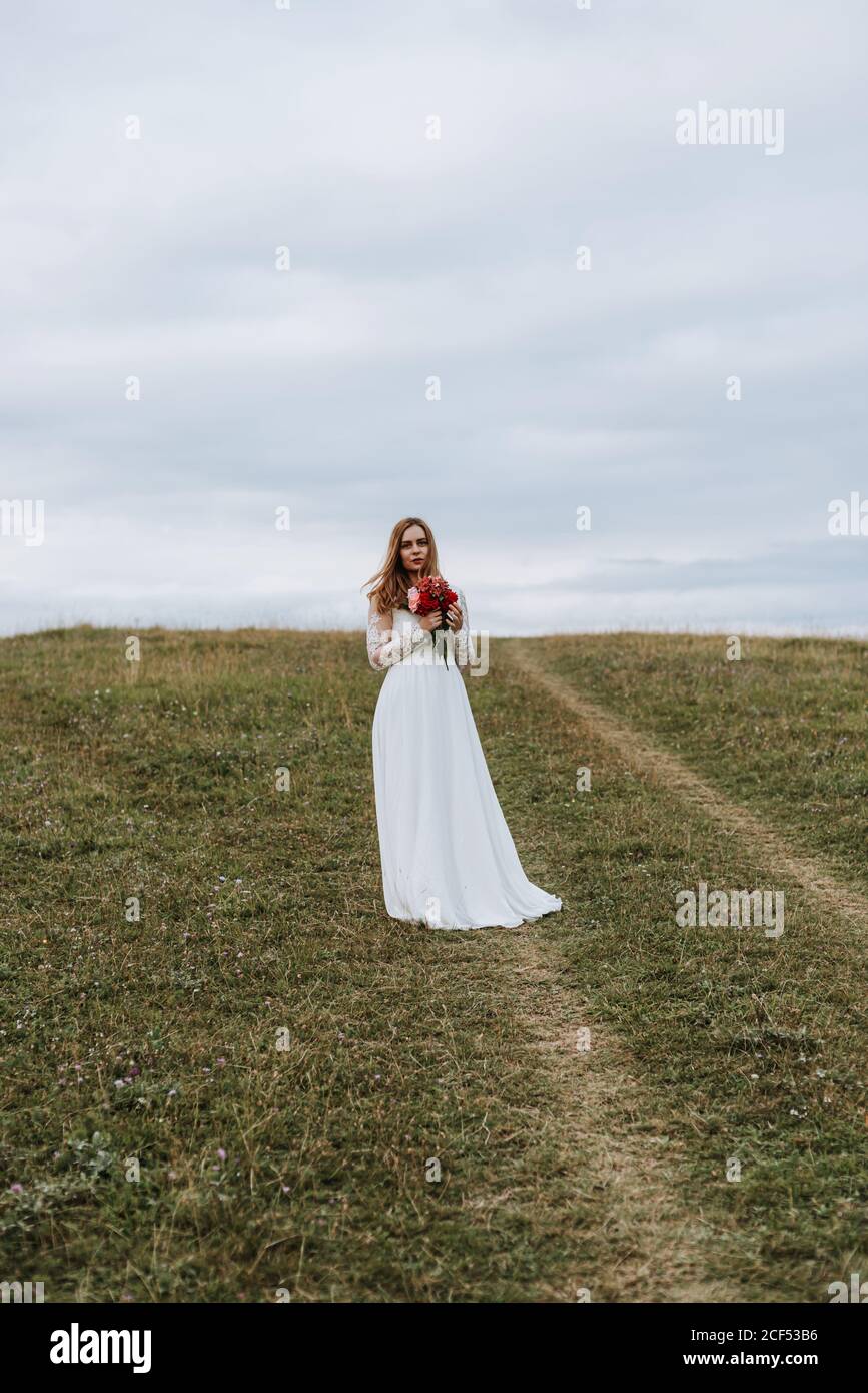Women in white dress hi-res stock photography and images - Alamy