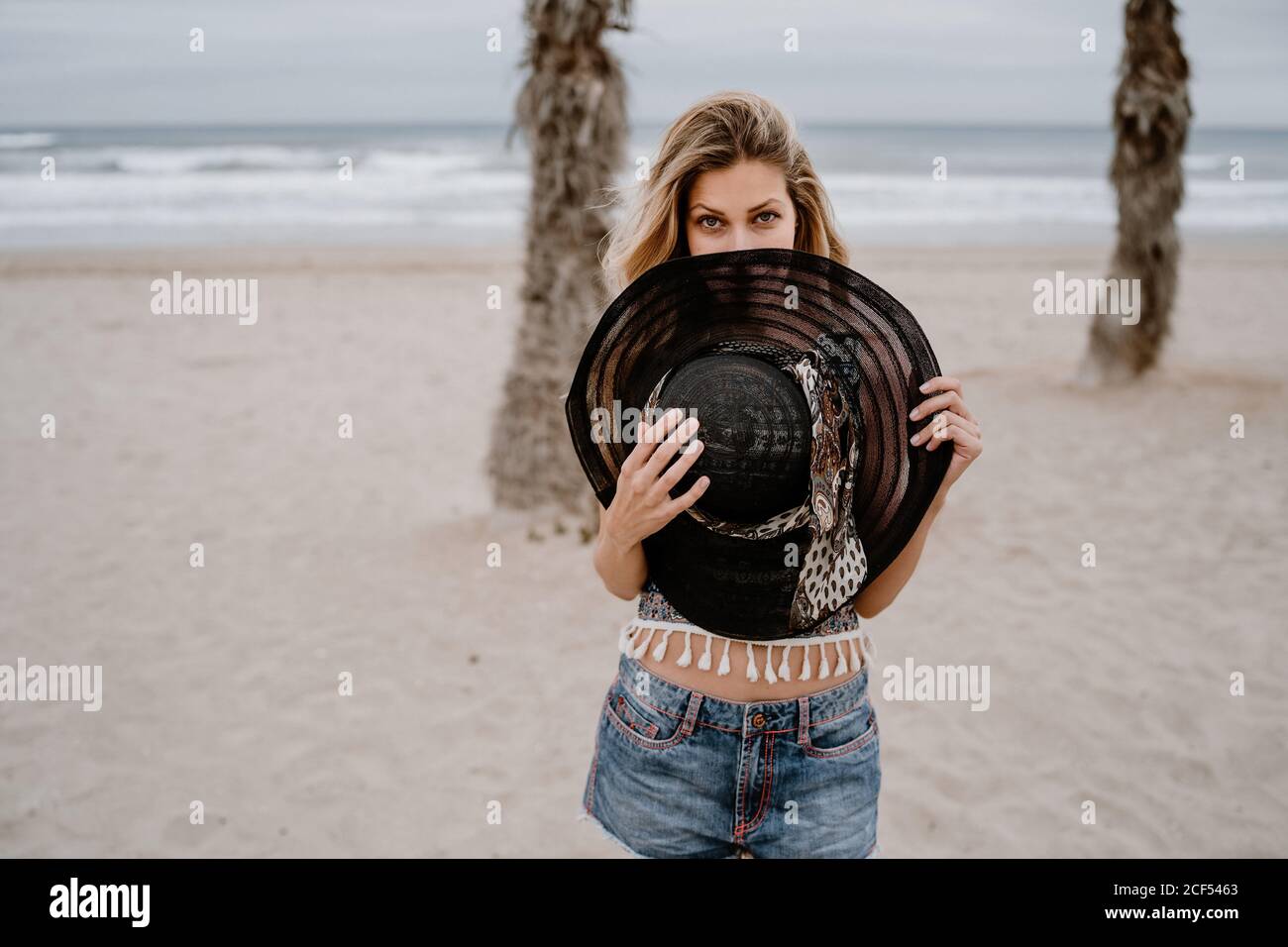 Woman big hat covering face hi-res stock photography and images - Alamy