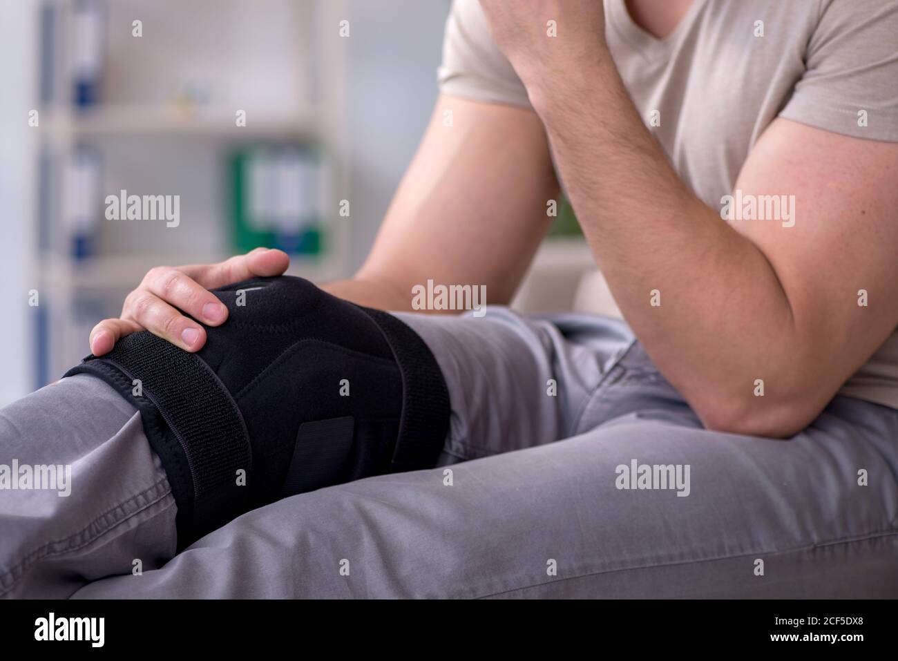 Young leg injured man in hospital Stock Photo - Alamy