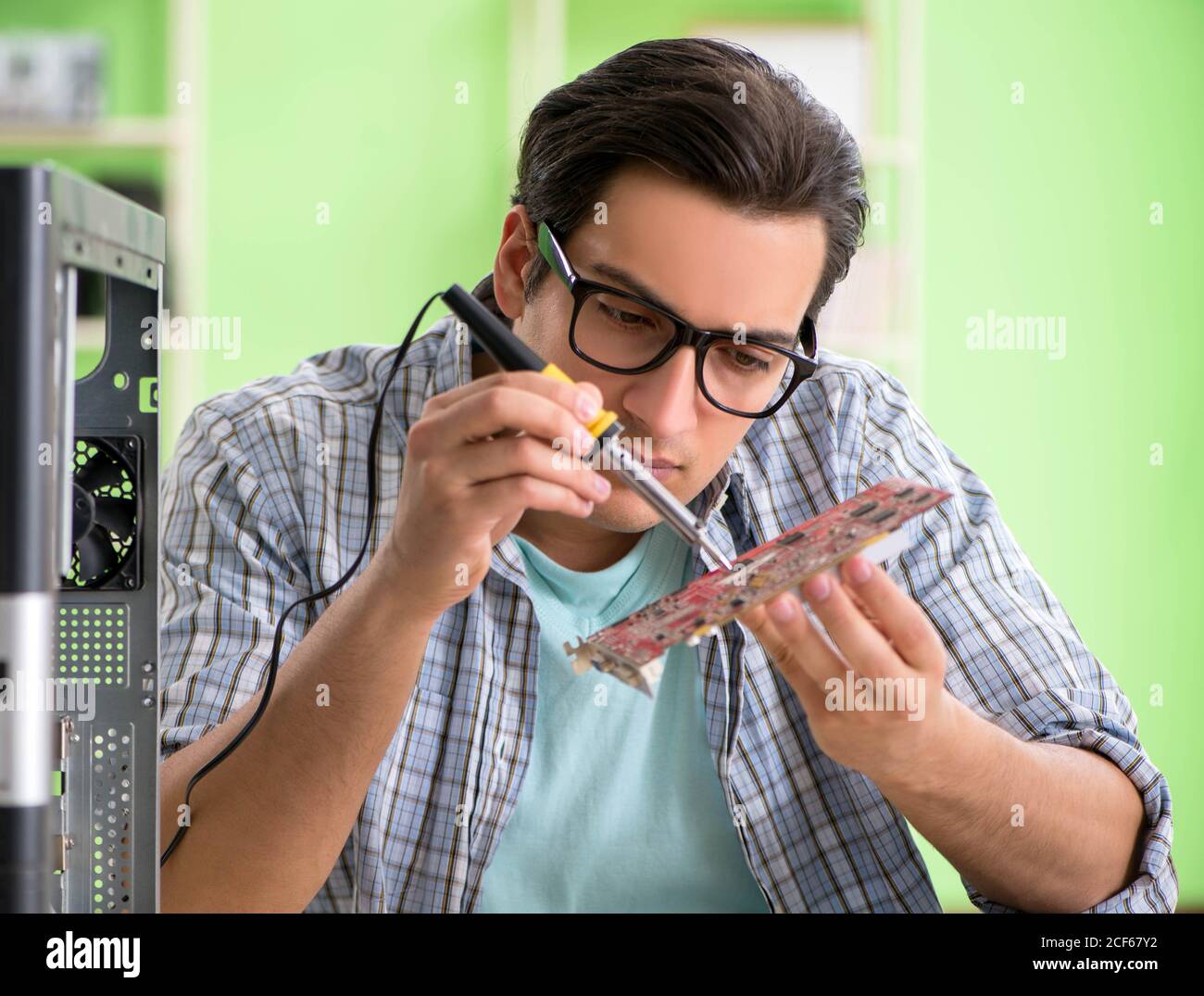 The computer engineer repairing broken desktop Stock Photo - Alamy