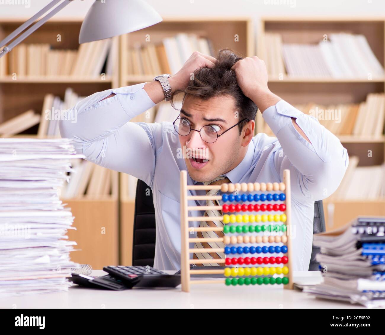 бухгалтер мужчина. бухгалтера дали отчет. бухгалтера дали отчет. бухгалтера дали отчет. бухгалтерская финансовая отчетность.