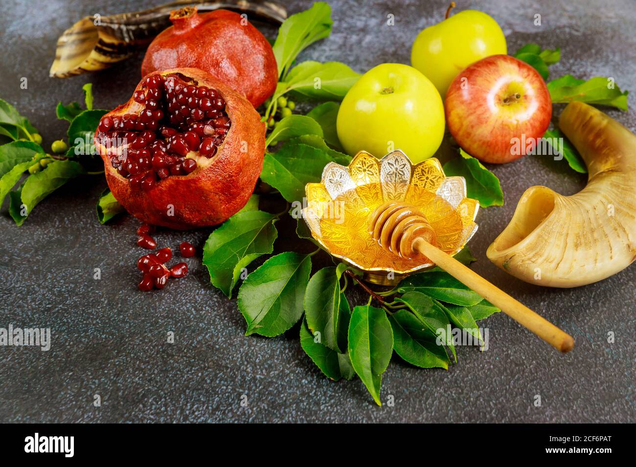 Pomegranate, apples and honey for Rosh Hashanah or Yom Kippur with horn Stock Photo Alamy