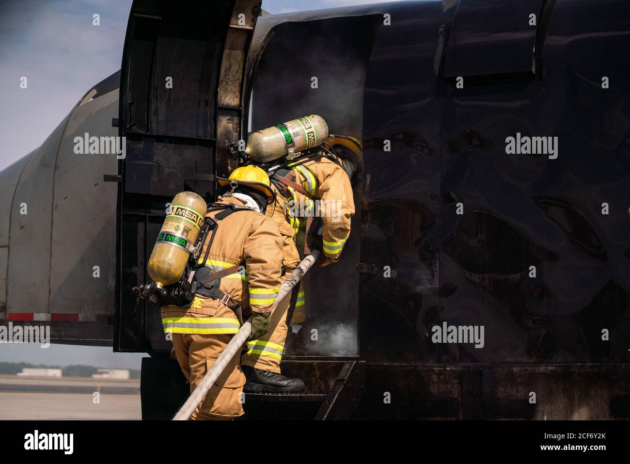 Firefighters assigned to the 139th Fire Emergency Services, Missouri Air National Guard, battle a simulated aircraft fire on a mobile training plane, at Rosecrans Air National Guard Base, in St. Joseph, Missouri, August 30, 2020. This mobile training tool is facilitated by a joint partnership between the Department of Transportation, Federal Aviation Administration, and the University of Missouri’s Fire and Rescue Training Institute who brought the training plane to St. Joseph. (U.S. Air National Guard photo by Tech. Sgt. Patrick Evenson) Stock Photo