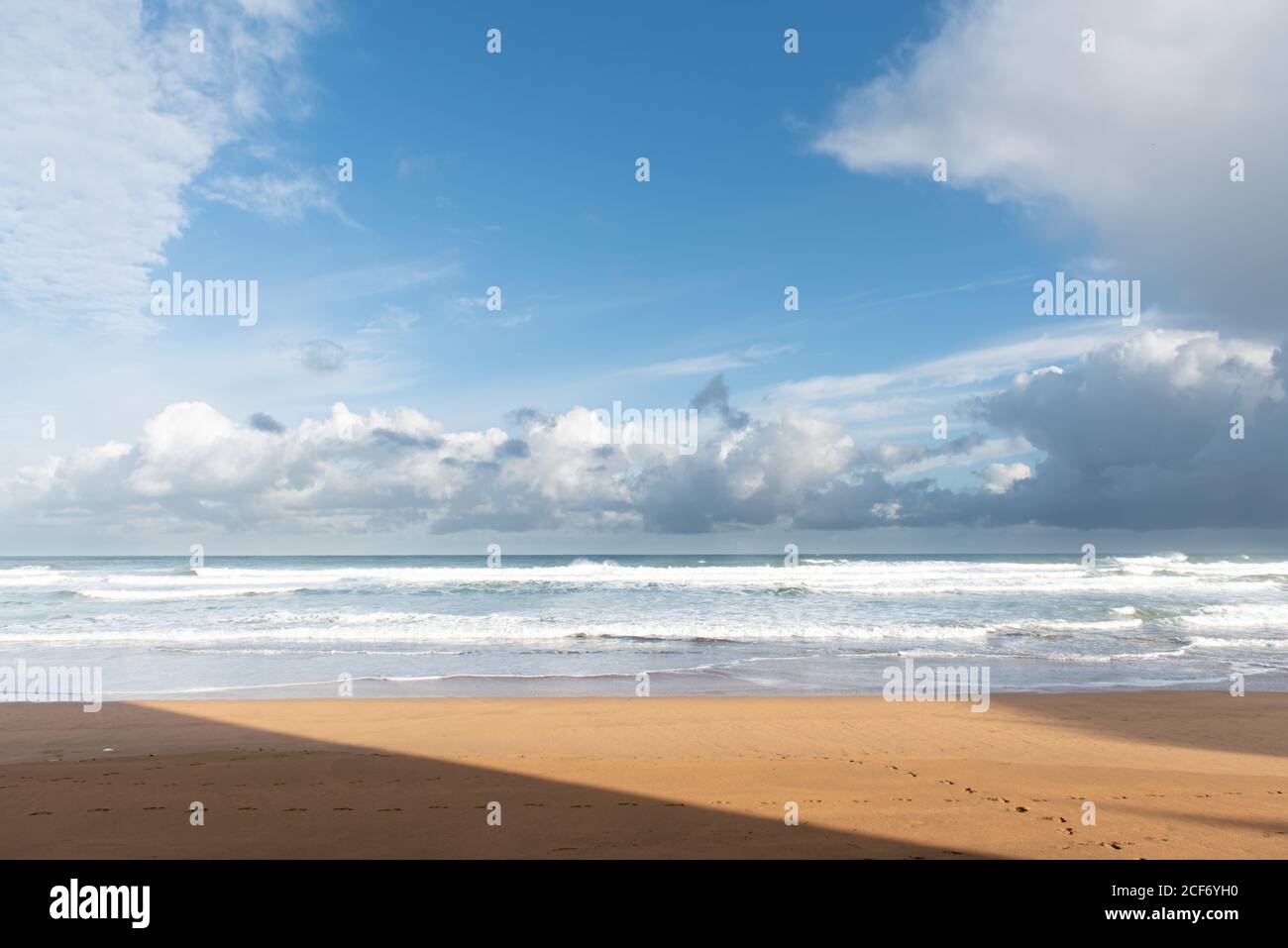 Empty sandy beach ocean waves hi-res stock photography and images - Alamy