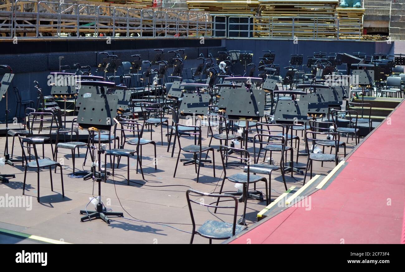 Empty concert stage hi-res stock photography and images - Alamy