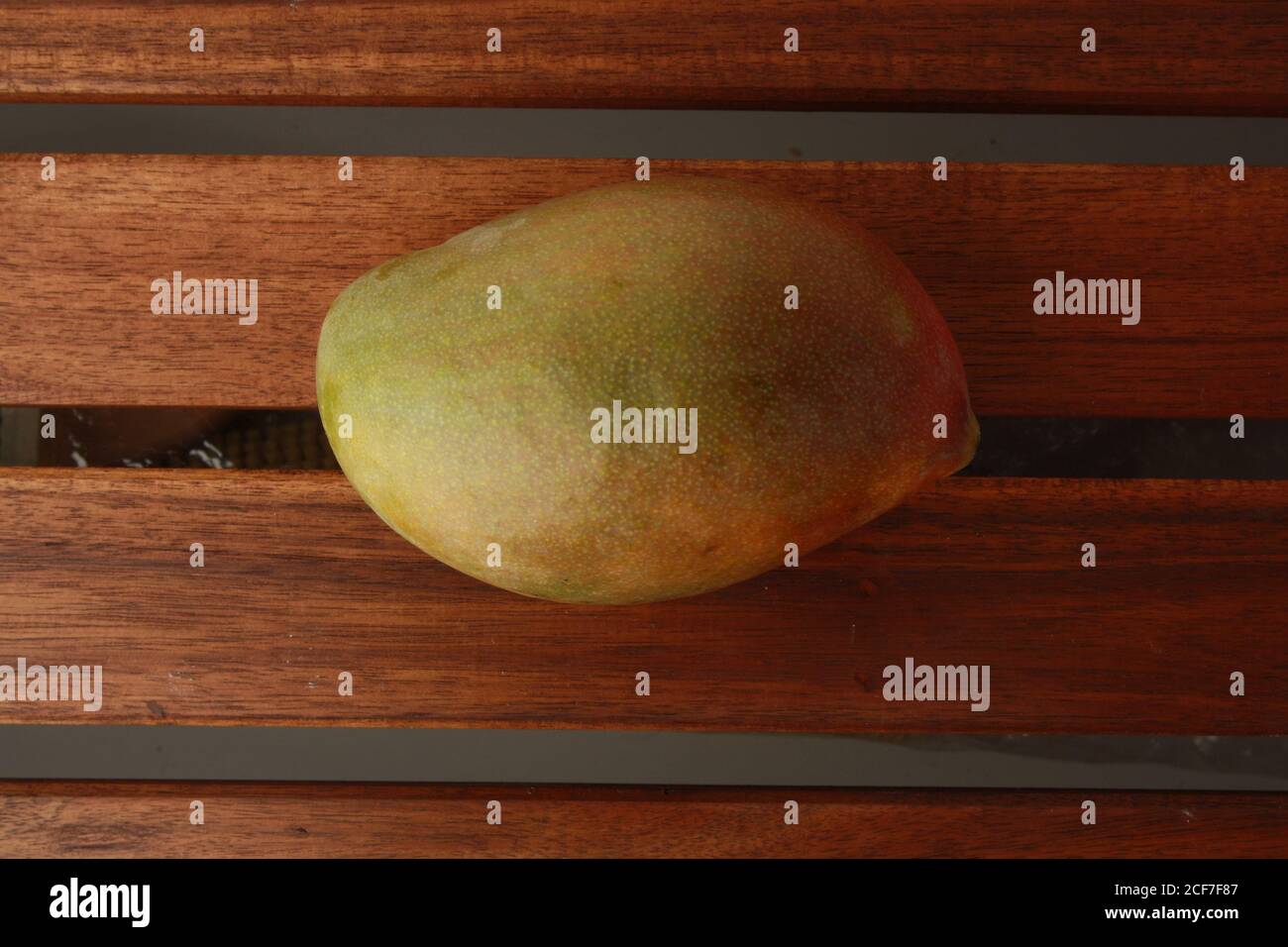 Top view of mango on the wooden surface Stock Photo - Alamy