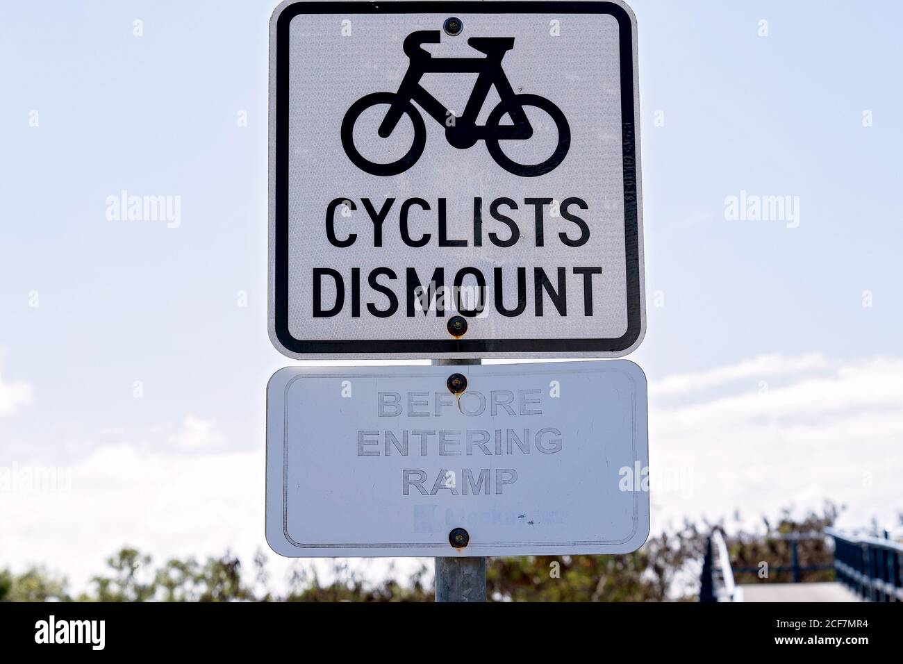 Nz Cyclist Use Ramp Sign Cyclists dismount before entering ramp signage Stock Photo - Alamy