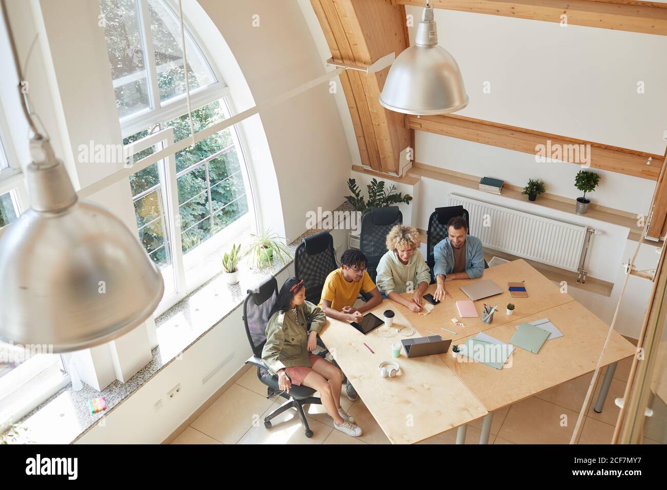 Group programmers sitting table hi-res stock photography and images - Alamy
