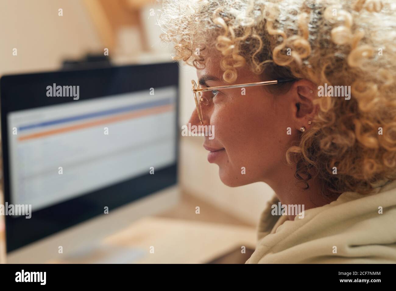 Mature woman curly hair beauty hi-res stock photography and images - Alamy