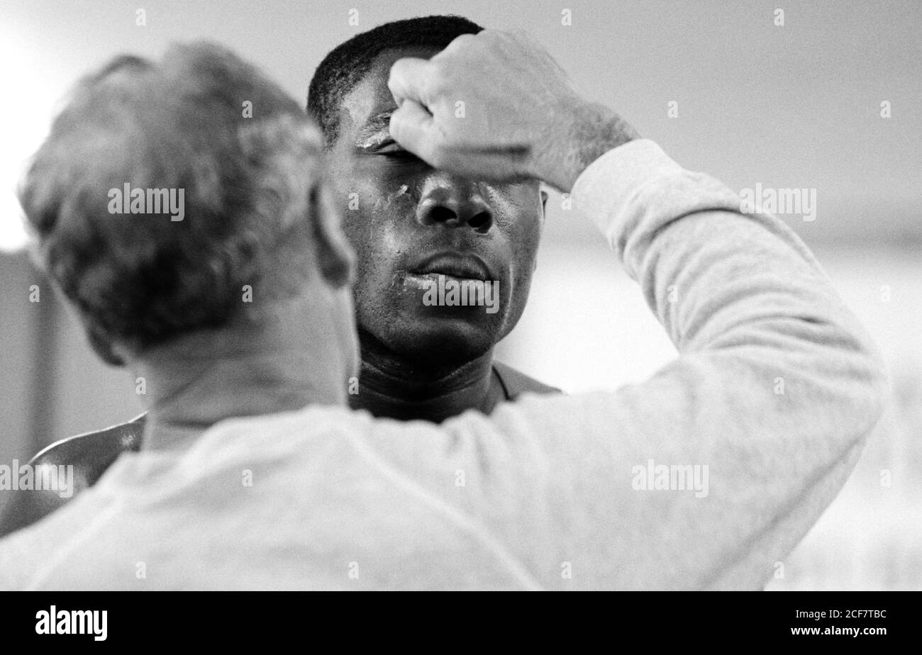 Frank Bruno gets ready to spar at Trimon Construction in east London. 19 March 1992. Photo: Neil Turner Stock Photo