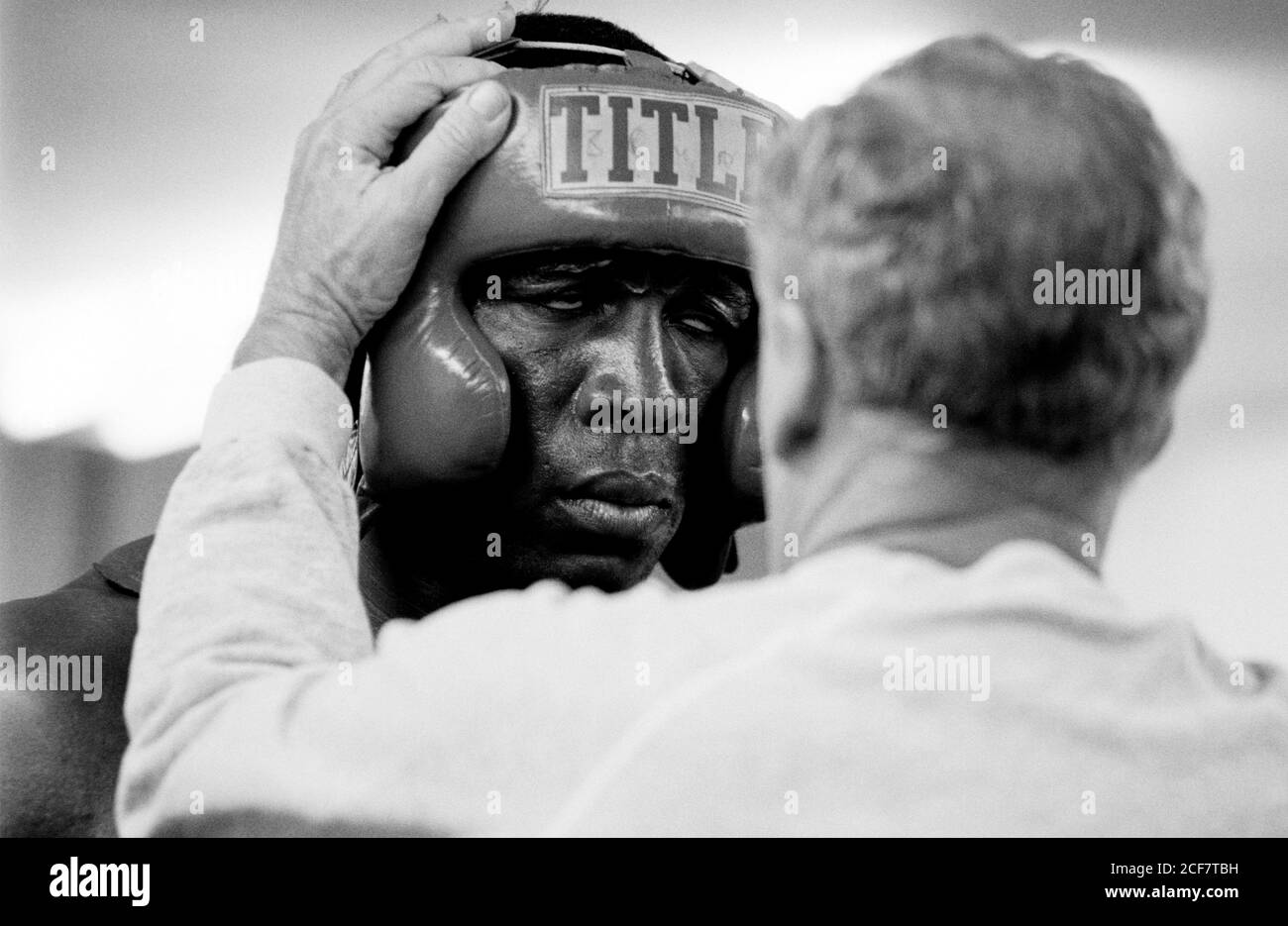 Frank Bruno gets ready to spar at Trimon Construction in east London. 19 March 1992. Photo: Neil Turner Stock Photo