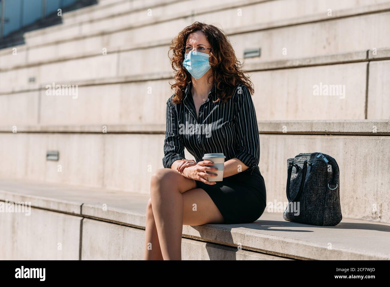 Office worker wearing flu mask hi-res stock photography and images - Alamy