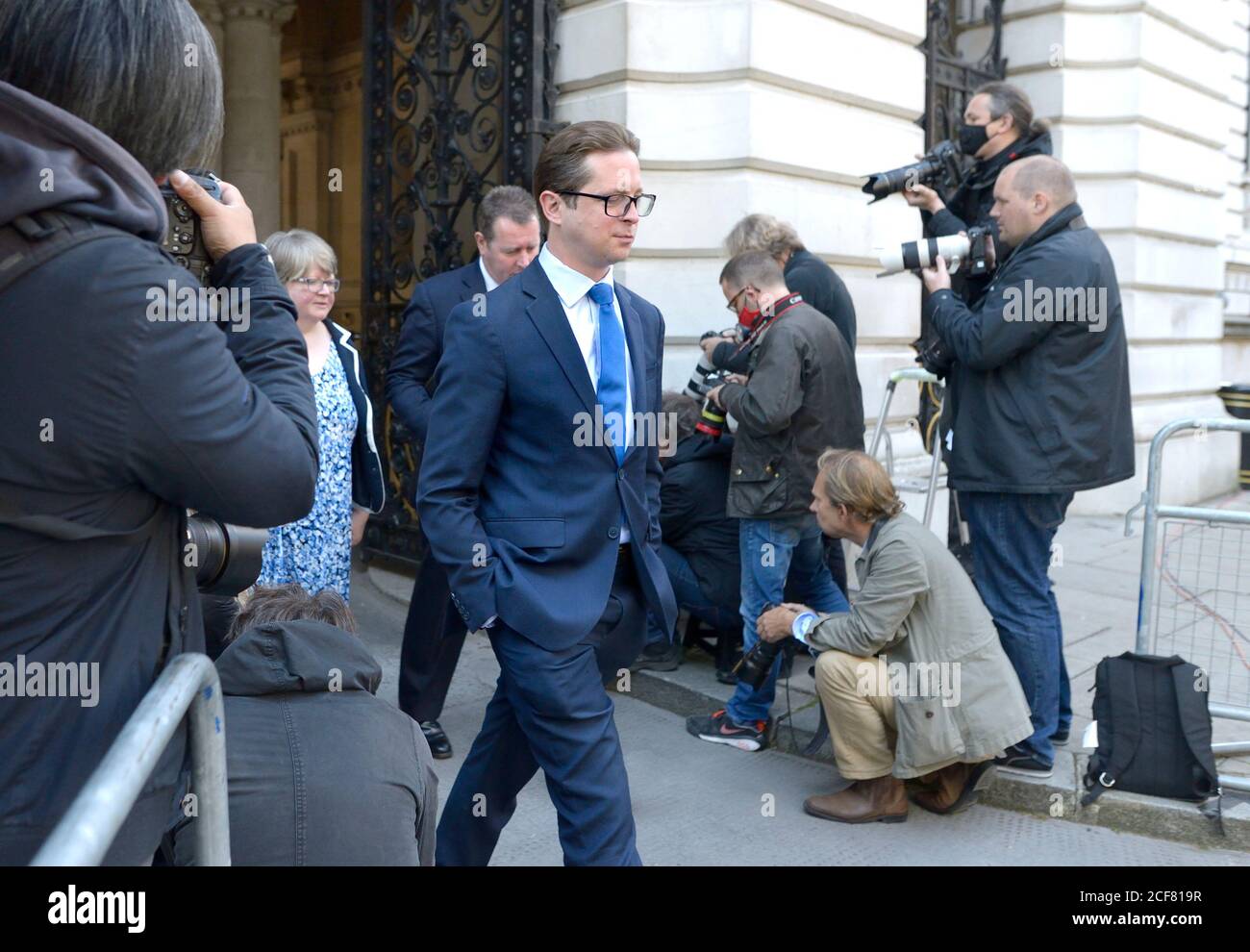 Alex Burghart MP (Parliamentary Private Secretary to Prime Minister Boris Johnson) followed by Therese Coffey (Secretary of State for Work and Pension Stock Photo