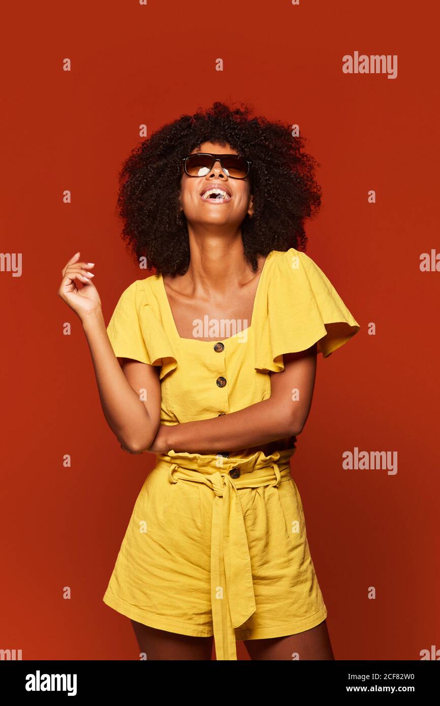 Black woman with afro hairstyle hi-res stock photography and images - Alamy