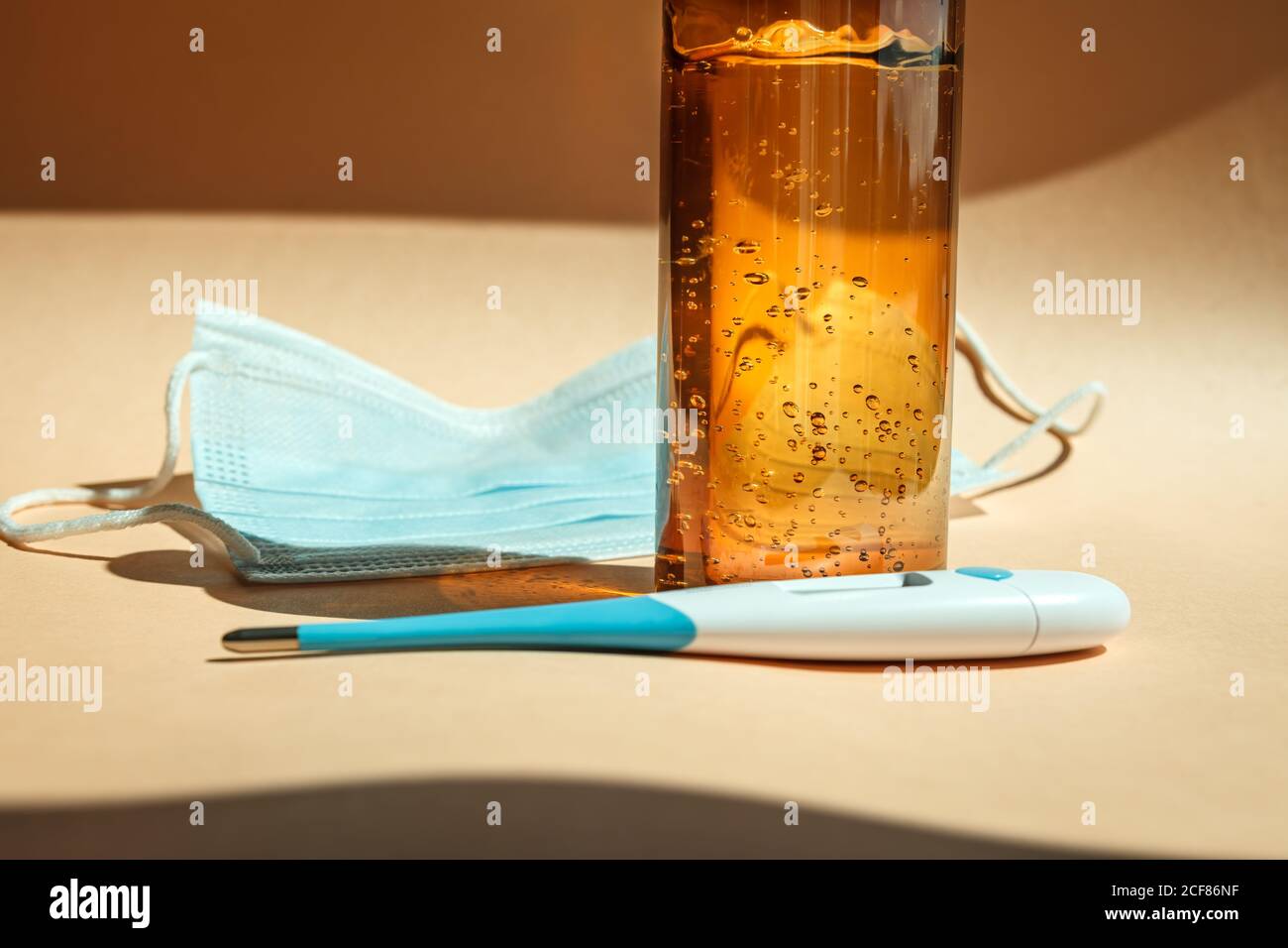 Glass liquid window thermometer showing outdoor temperature. Calibrated in  degrees Celsius and attached to the outside of the window, blurred backgrou  Stock Photo - Alamy