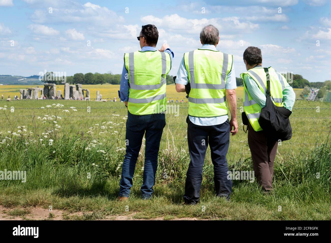 Inspectors and interested parties visit the Stonehenge area as part of a six-month examination of the proposal to build a road tunnel for the A3030 th Stock Photo