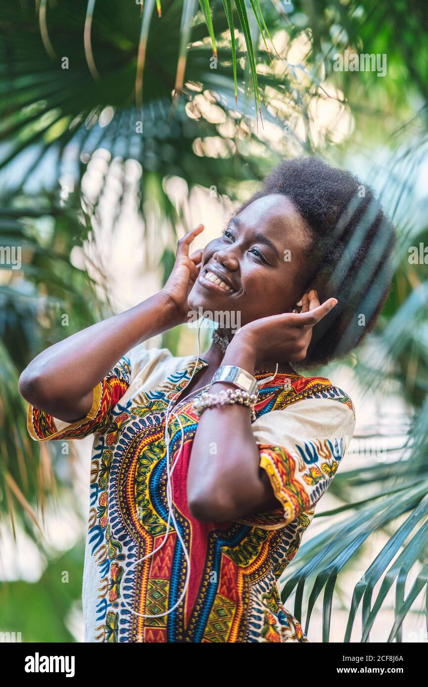 African lady in traditional dress hi-res stock photography and images ...
