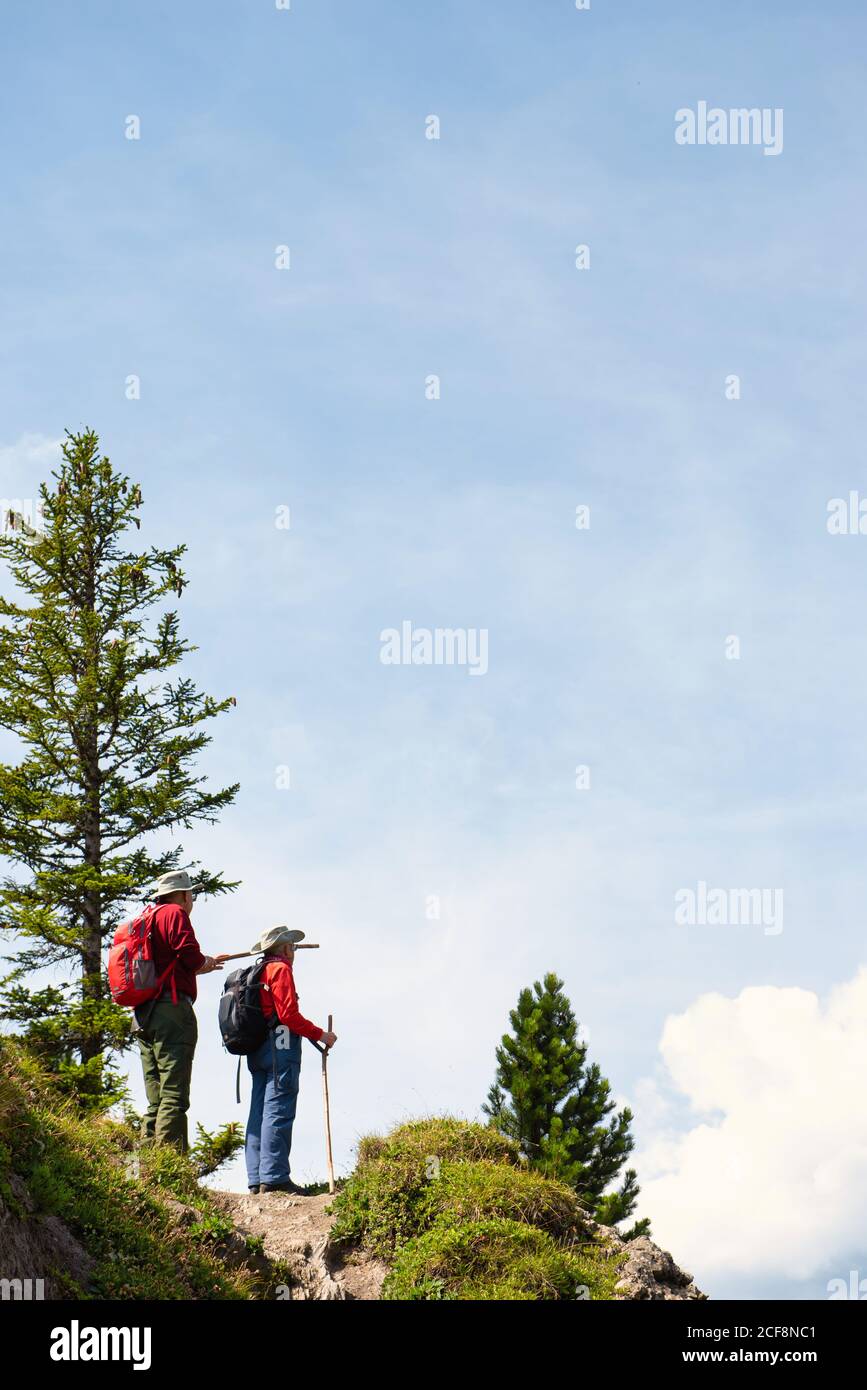 Hikers hiker hike climbing mountain hi-res stock photography and images ...