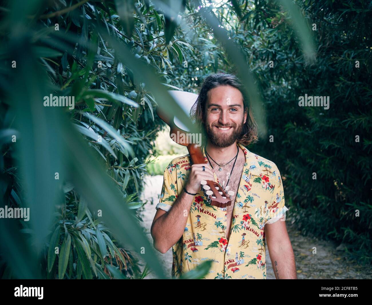 Man walking in jungle hi-res stock photography and images - Alamy