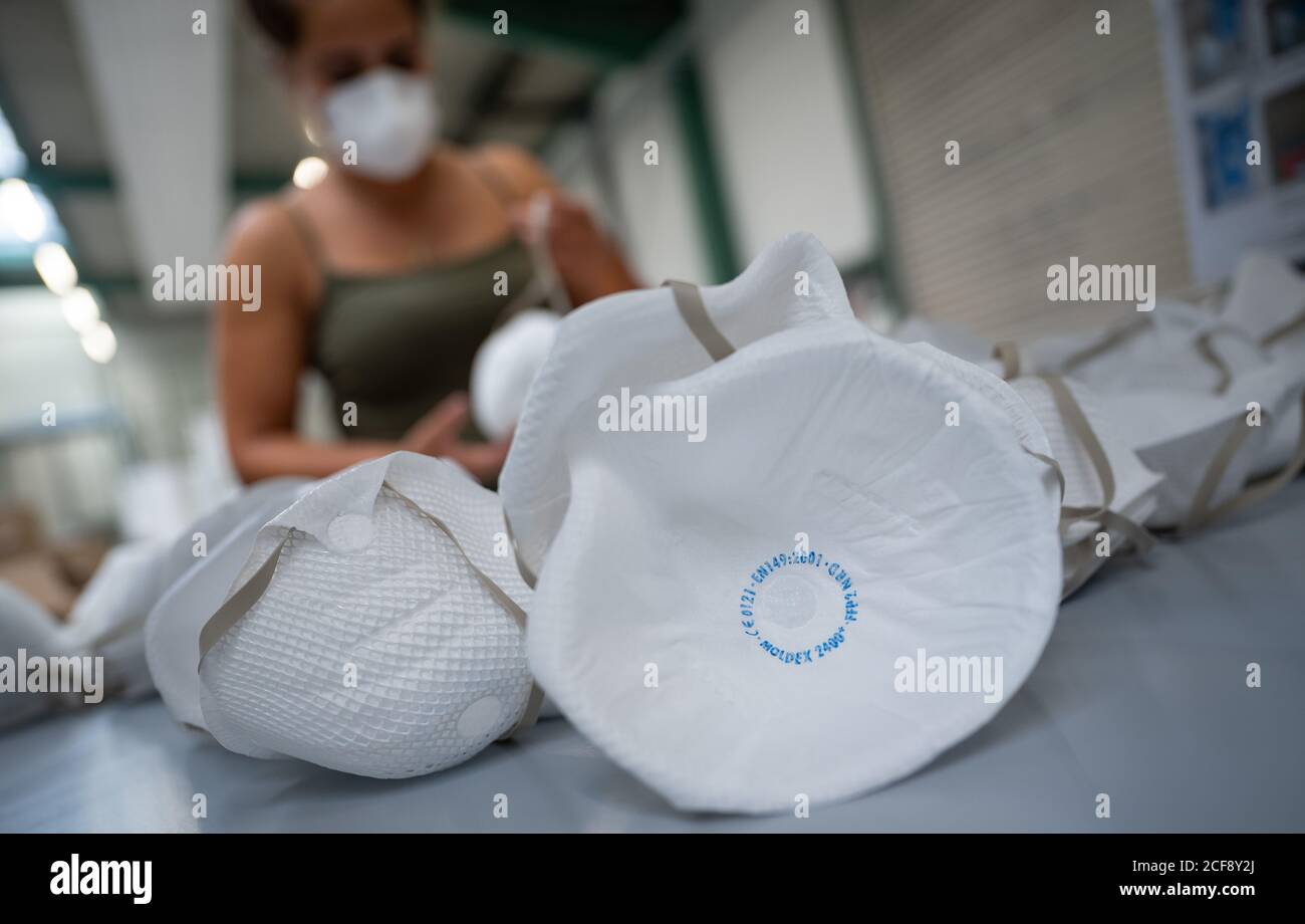 05 August 2020, Baden-Wuerttemberg, Walddorfhäslach: The logo of the Moldex  company is printed on a cardboard box. The company produces different mask  models in Germany. Photo: Sebastian Gollnow/dpa Stock Photo - Alamy
