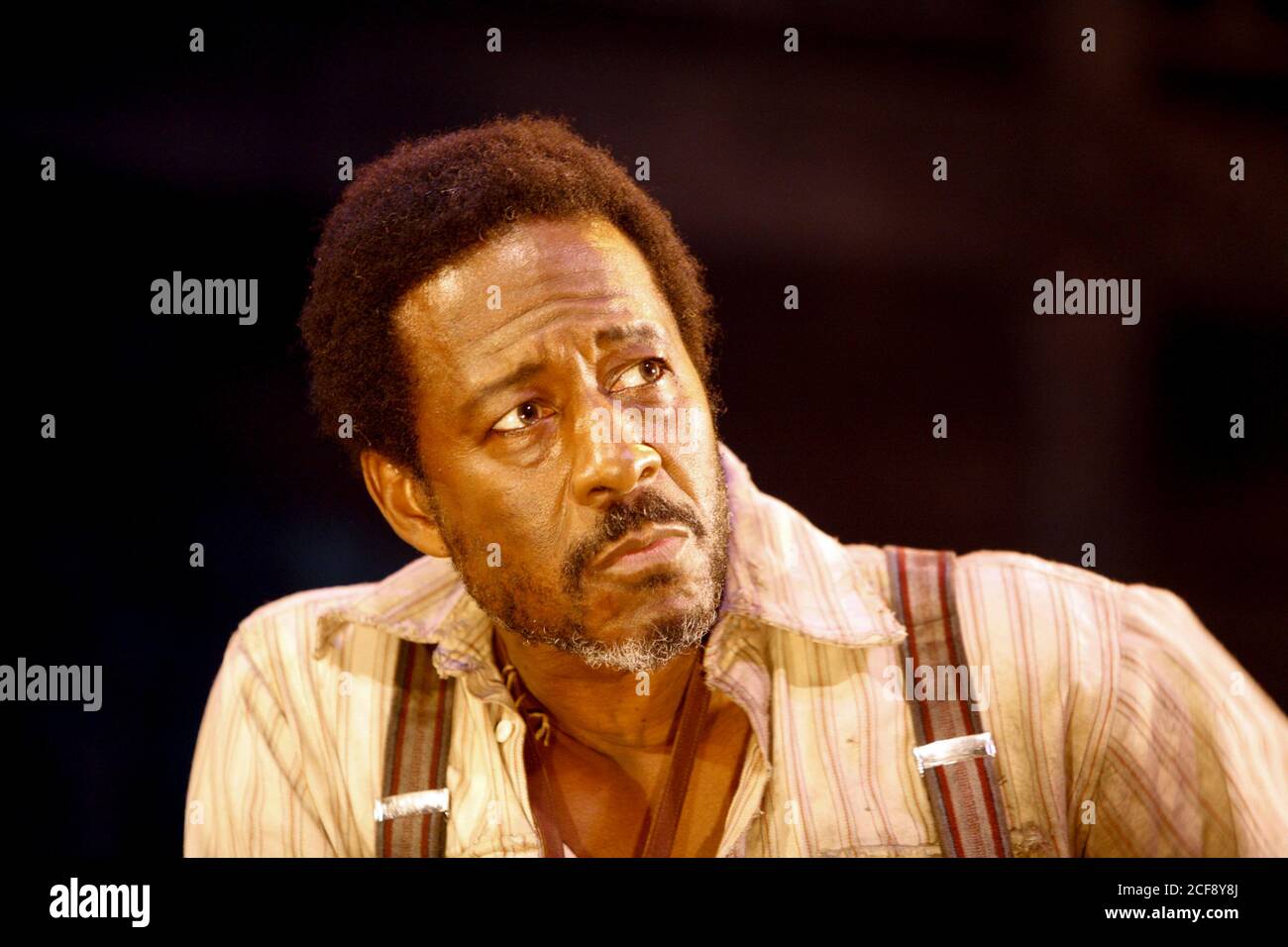 Clarke Peters (Porgy) in PORGY AND BESS at the Savoy Theatre, London WC2  09/11/2006  a new musical production by George Gershwin, Dubose & Dorothy Heyward and Ira Gershwin,adapted and directed by Trevor Nunn  set design: John Gunter  costume design: Sue Blane  lighting design: David Hersey  musical supervision: Gareth Valentine Stock Photo