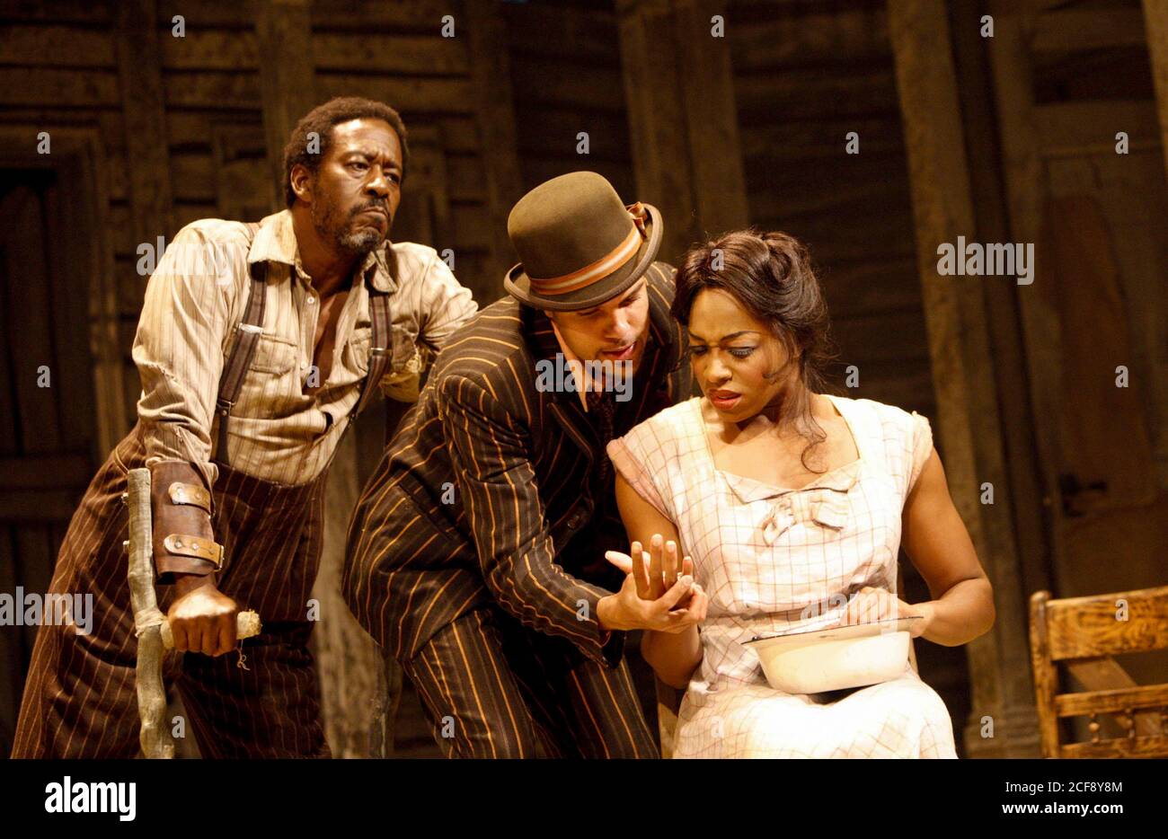 l-r: Clarke Peters (Porgy), O-T Fagbenle (Sporting Life), Nicola Hughes (Bess) in PORGY AND BESS at the Savoy Theatre, London WC2  09/11/2006  a new musical production by George Gershwin, Dubose & Dorothy Heyward and Ira Gershwin,adapted and directed by Trevor Nunn  set design: John Gunter  costume design: Sue Blane  lighting design: David Hersey  musical supervision: Gareth Valentine Stock Photo