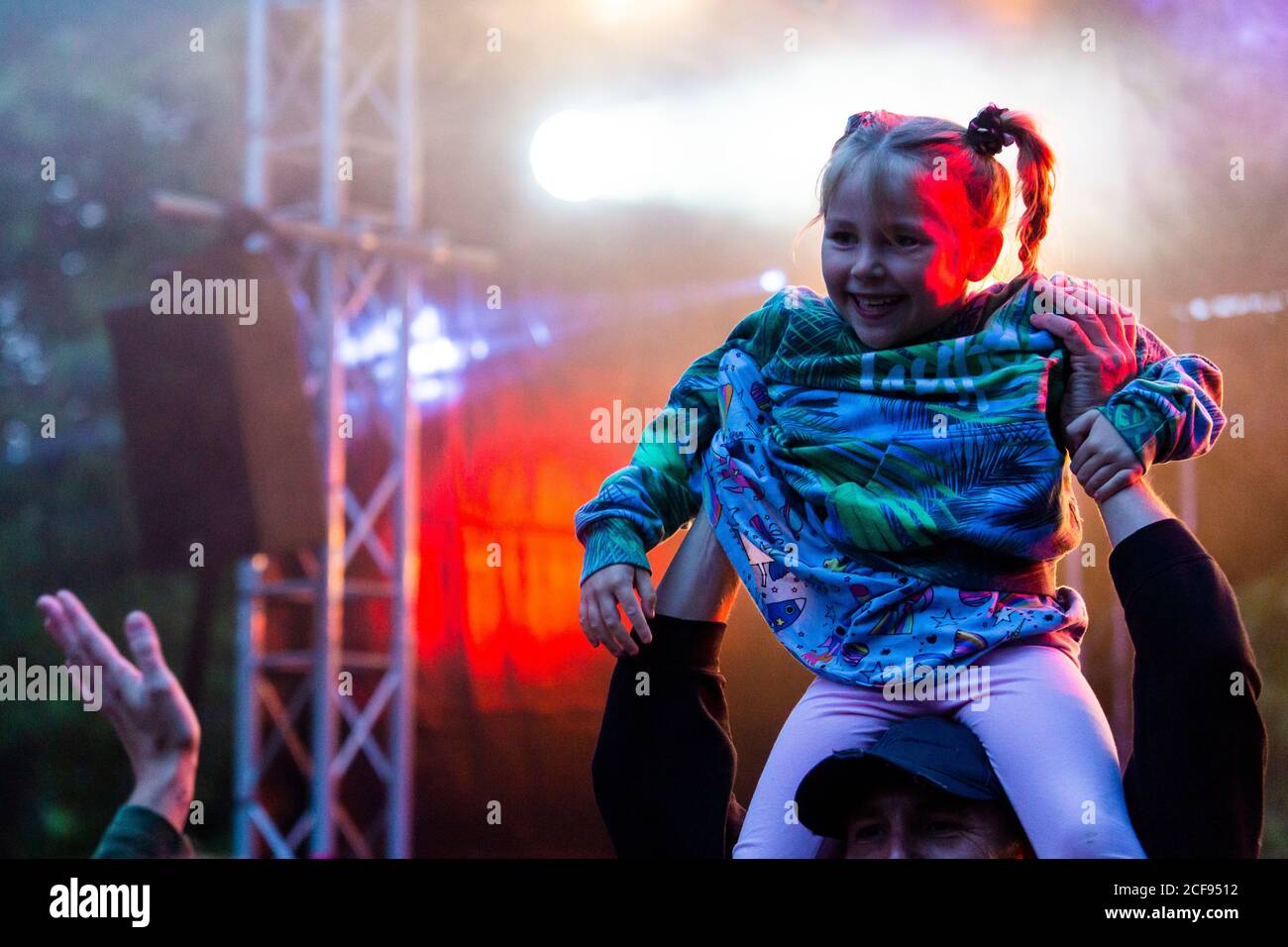 Danse Musicale Et Fête Avec Femme En Concert Pour Rock Live Band  Performance Et Fête Du Nouvel an. Festival Disco Image stock - Image du  foule, fête: 277963029