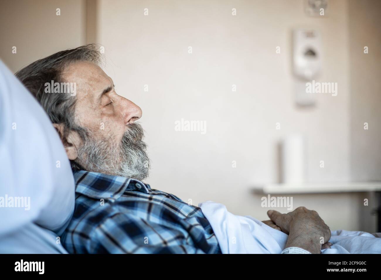 Injured man hospital bed hi-res stock photography and images - Alamy
