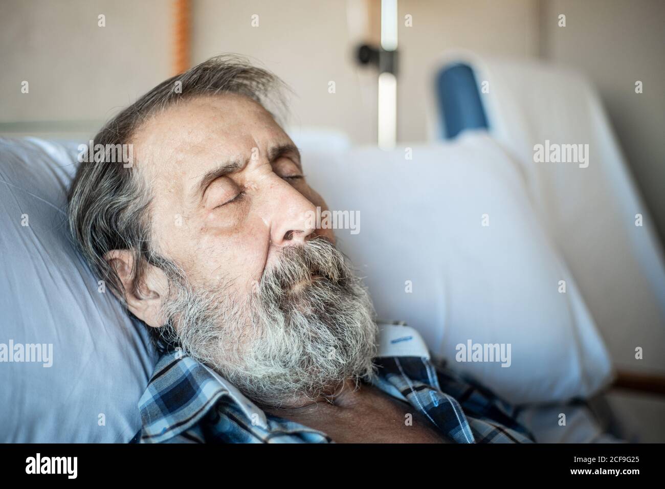 Injured man hospital bed hi-res stock photography and images - Alamy