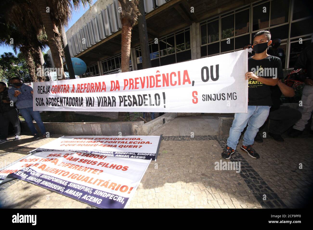 Belo Horizonte, Brazil. 04th Sep, 2020. Demonstration by civil police,  prison workers and postal workers against the pension reform this Friday  morning, 4, at Praça da Assembly, in Belo Horizonte, MG. Credit: