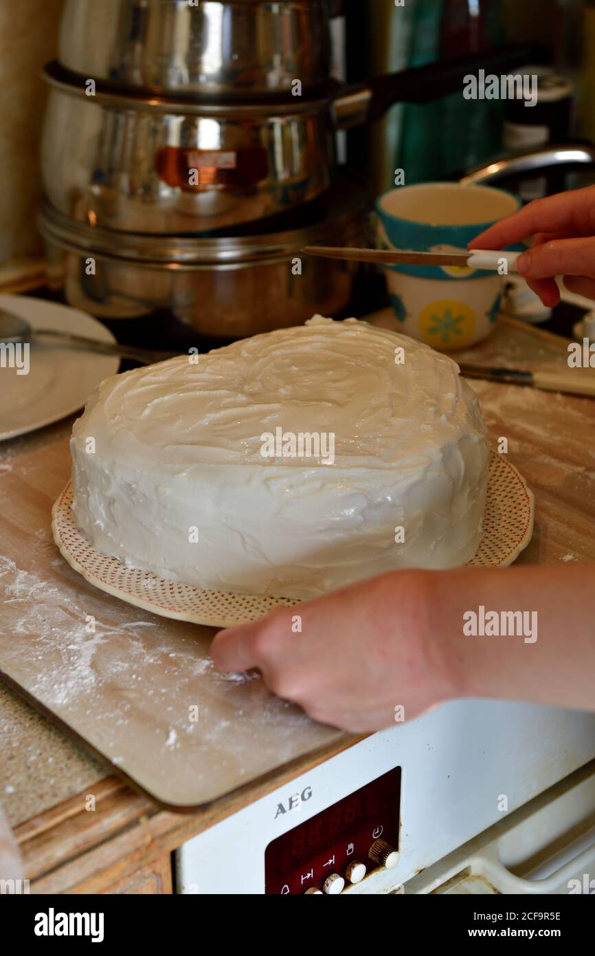 Anniversary cake hi hi-res stock photography and images - Alamy