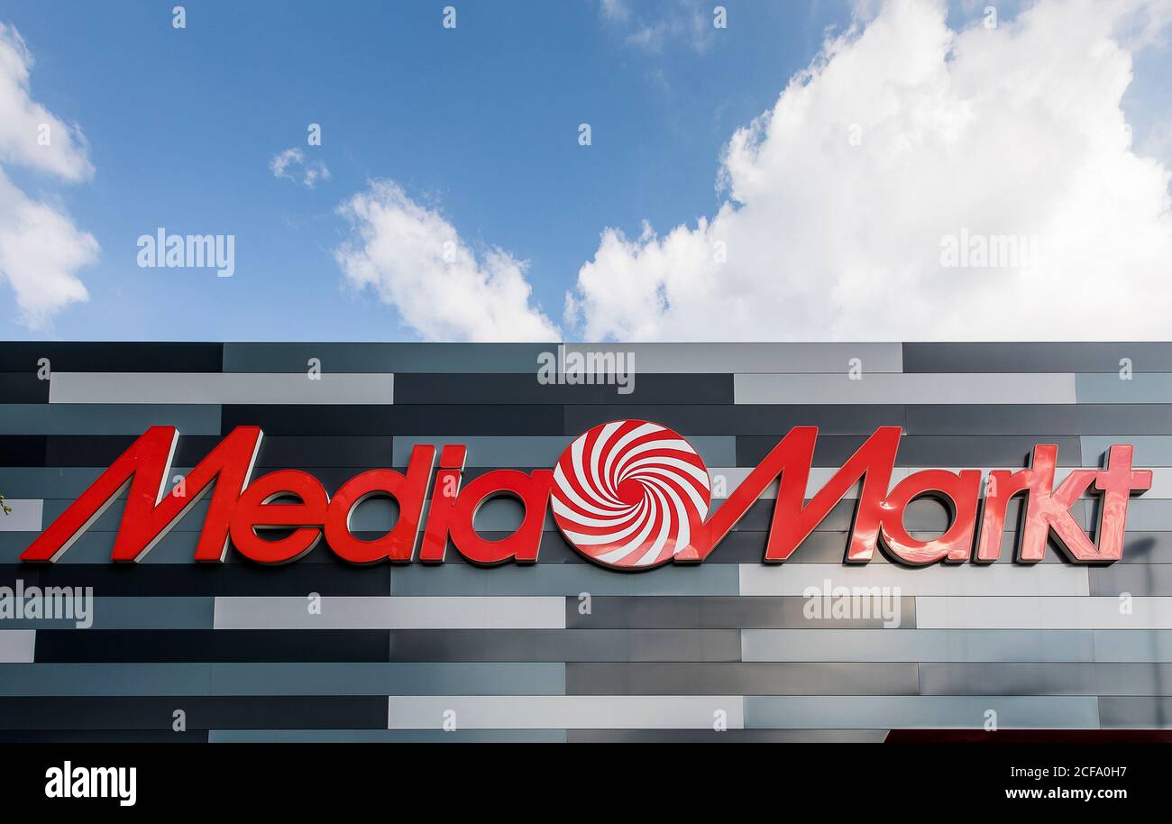 AMSTERDAM, NETHERLANDS - JULY 8, 2017: People walk by Media Markt store in  Amsterdam. Media Markt is the largest consumer electronics store chain in E  Stock Photo - Alamy